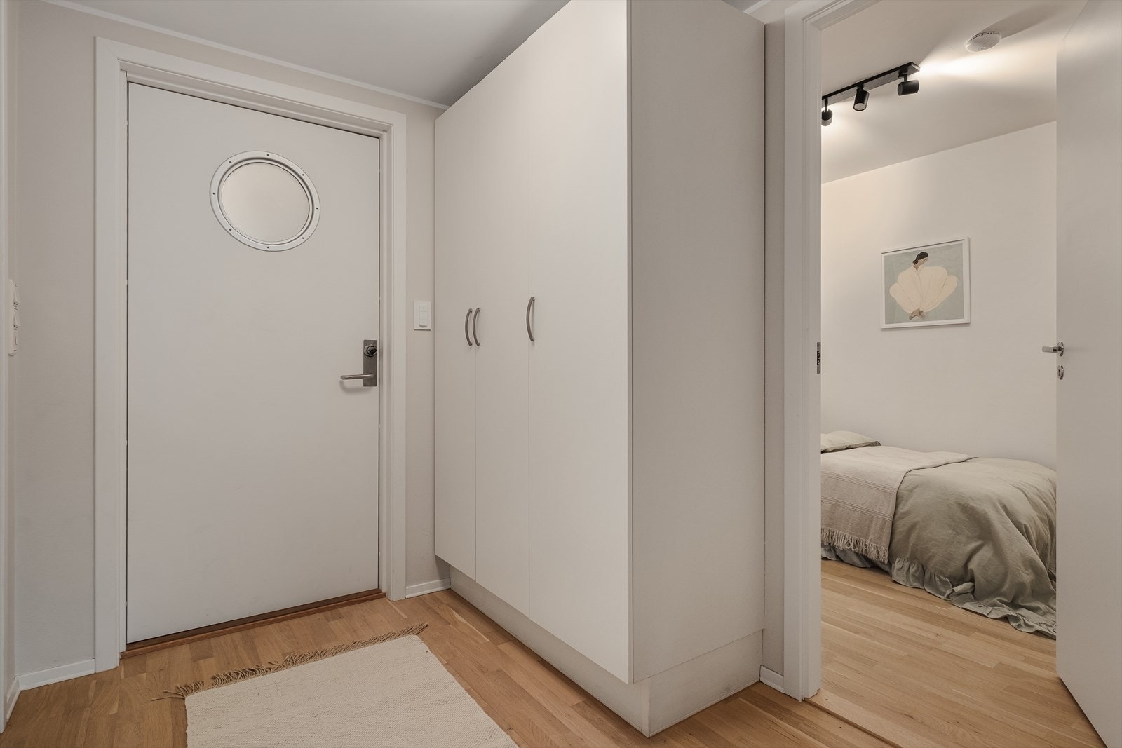 Velkommen inn! Romslig og innbydende entre/gang med dørtelefon med fjernåpner. Galleribilde