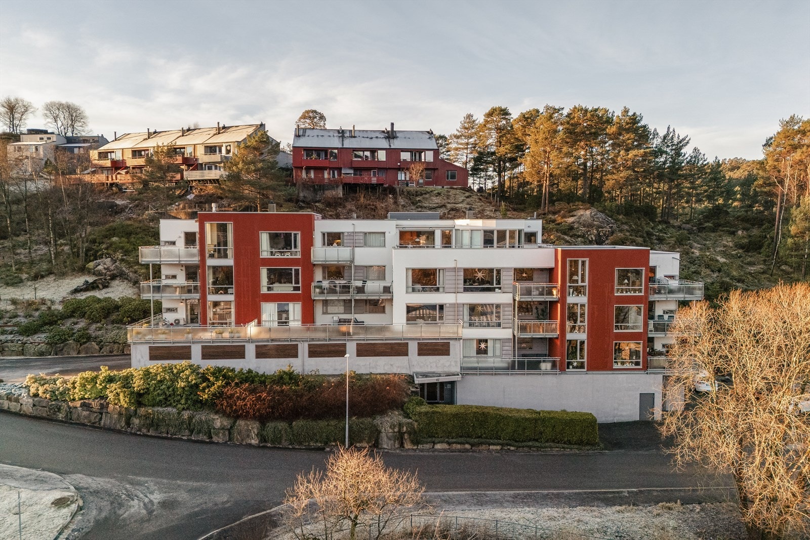 Fra leiligheten er det kort vei til både dagligvarebutikker, kjøpesenter, et godt kollektivtilbud og flere flotte turområder. Galleribilde