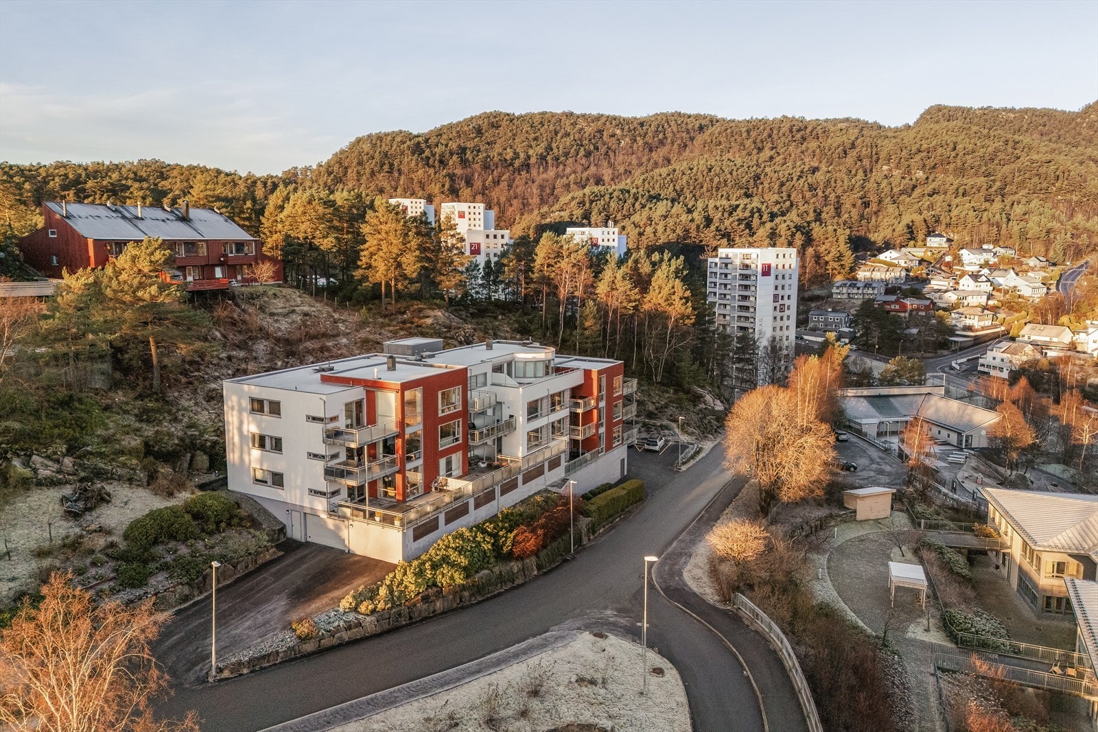 Leiligheten har en attraktiv beliggenhet i et nyere boligkompleks sentralt i Fyllingsdalen. Eiendommen ligger skjermet, men fritt til, i en blindvei uten gjennomgangstrafikk. Herfra er det kort vei til alt man måtte trenge i hverdagen! Galleribilde