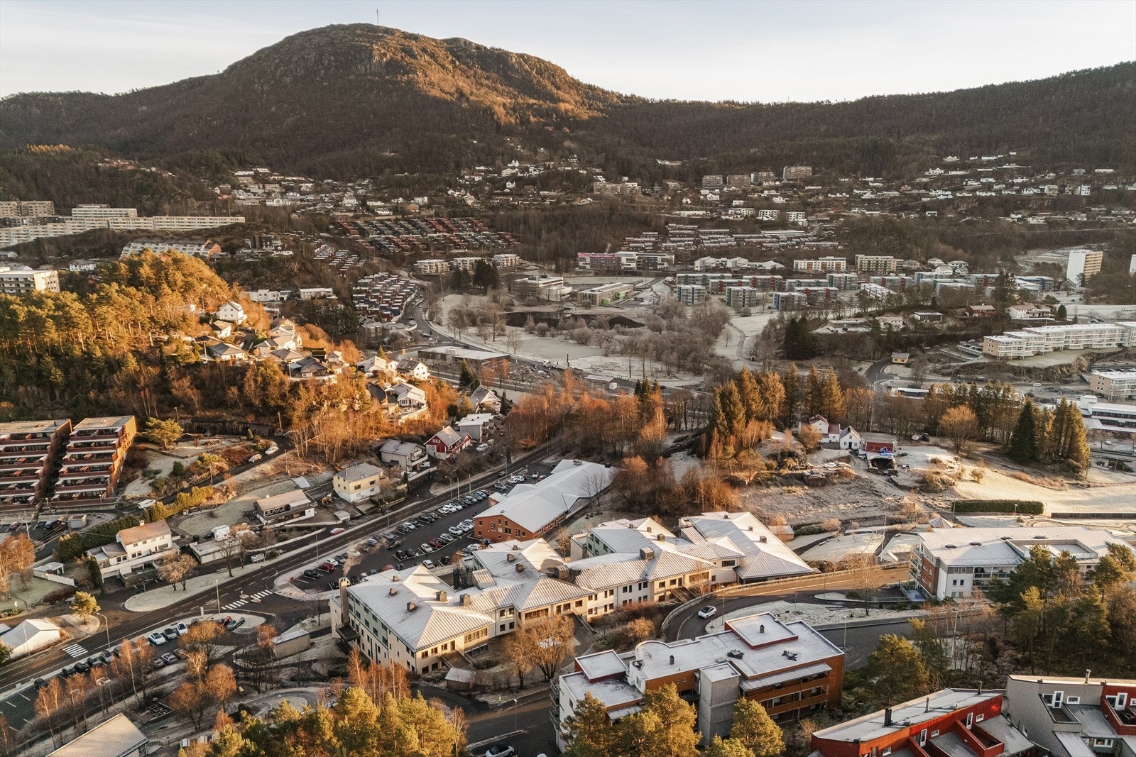 Boligkomplekset ligger høyt og fritt til i en blindvei uten gjennomgangstrafikk. Galleribilde