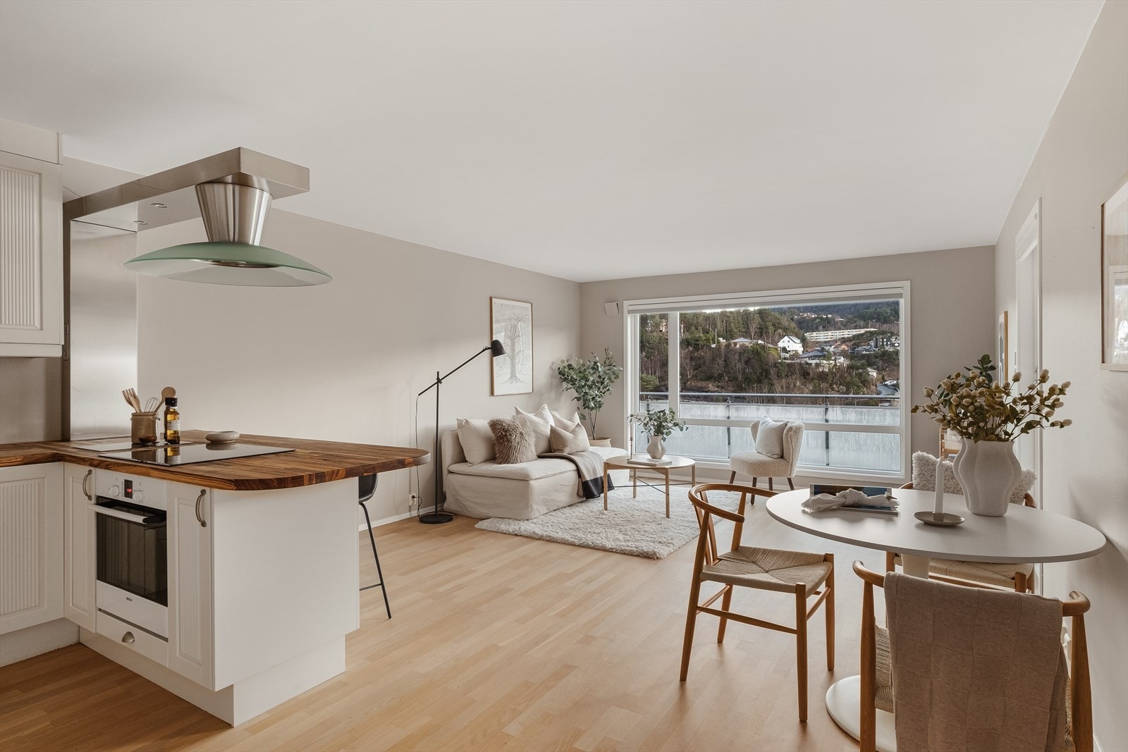 Rommets overflater er moderne med parkett på gulv og malt, nøytral tapet på veggene. Galleribilde