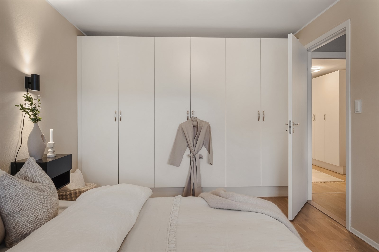 Det er god plass til dobbeltseng, tilhørende soveromsmøblement, samt en praktisk og romslig garderobeløsning som følger med. Galleribilde