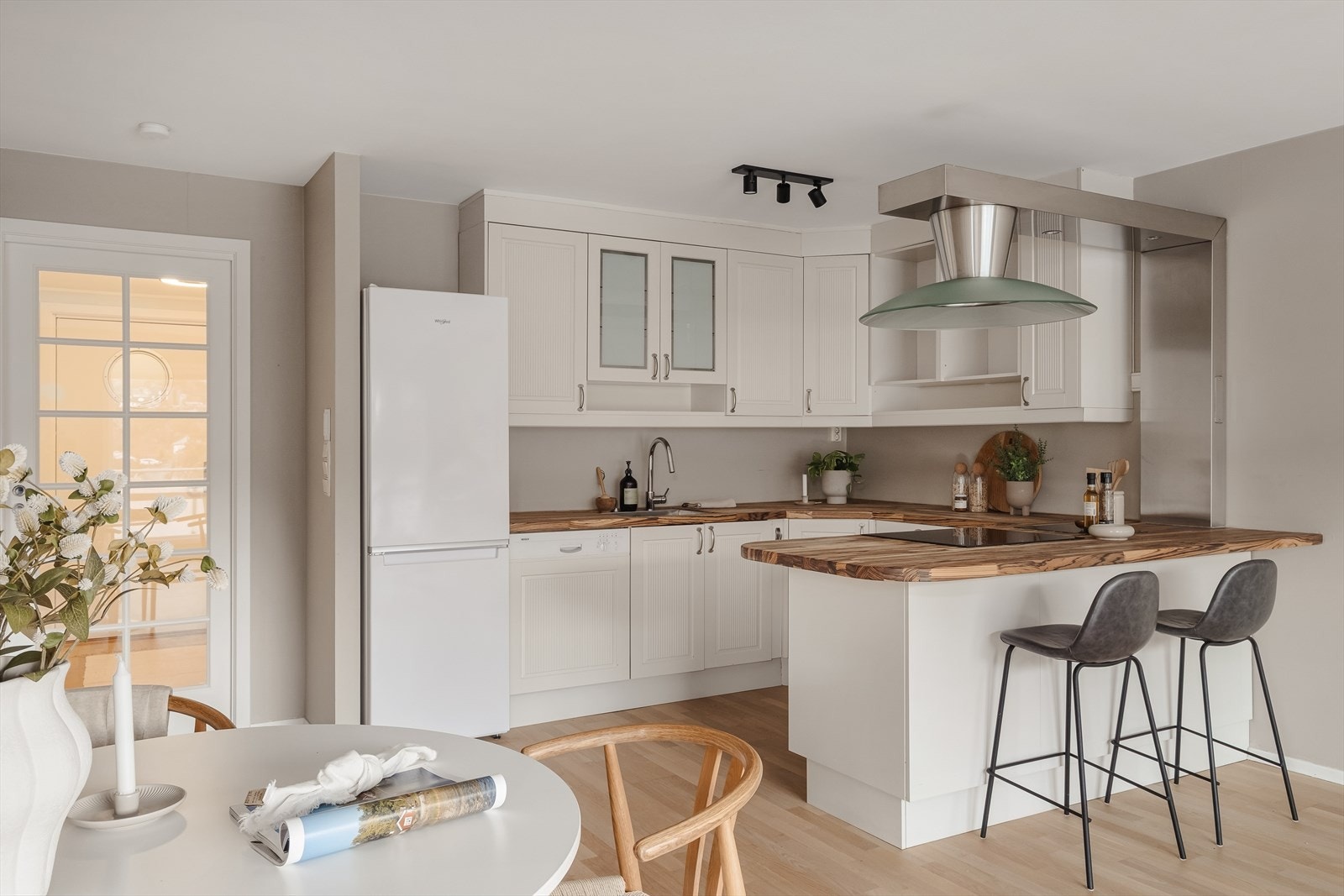 Kjøkken fra kvalitetsleverandøren Norema. Innredet med profilerte fronter og benkeplate i heltre og dører med glassfelt. Galleribilde