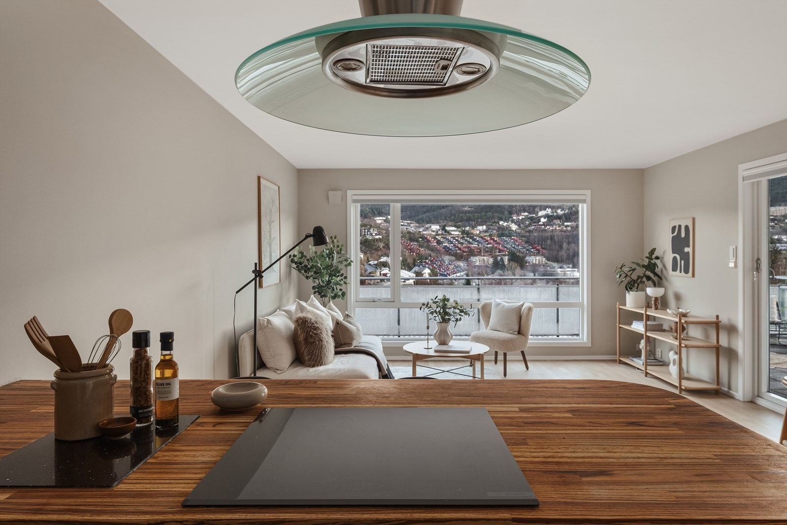 Leiligheten byr på flere smarte løsninger. Alle taklamper, samt nattbordslamper og terrasselampe, styres via Philips Hue app på mobil eller via veggmonterte lysbrytere. Dette kan også legges inn i Matter-kompatible smarthjemsystemer. Galleribilde