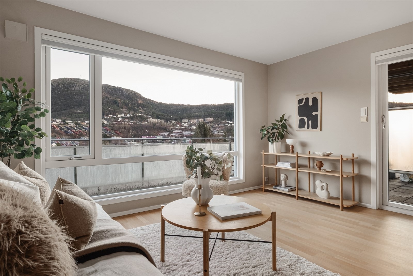 I 2023 ble det installert solskjerming på stuevinduer, altandør og soverommet. Denne kan styres via Homematic app eller tilhørende fjernkontroll. Galleribilde