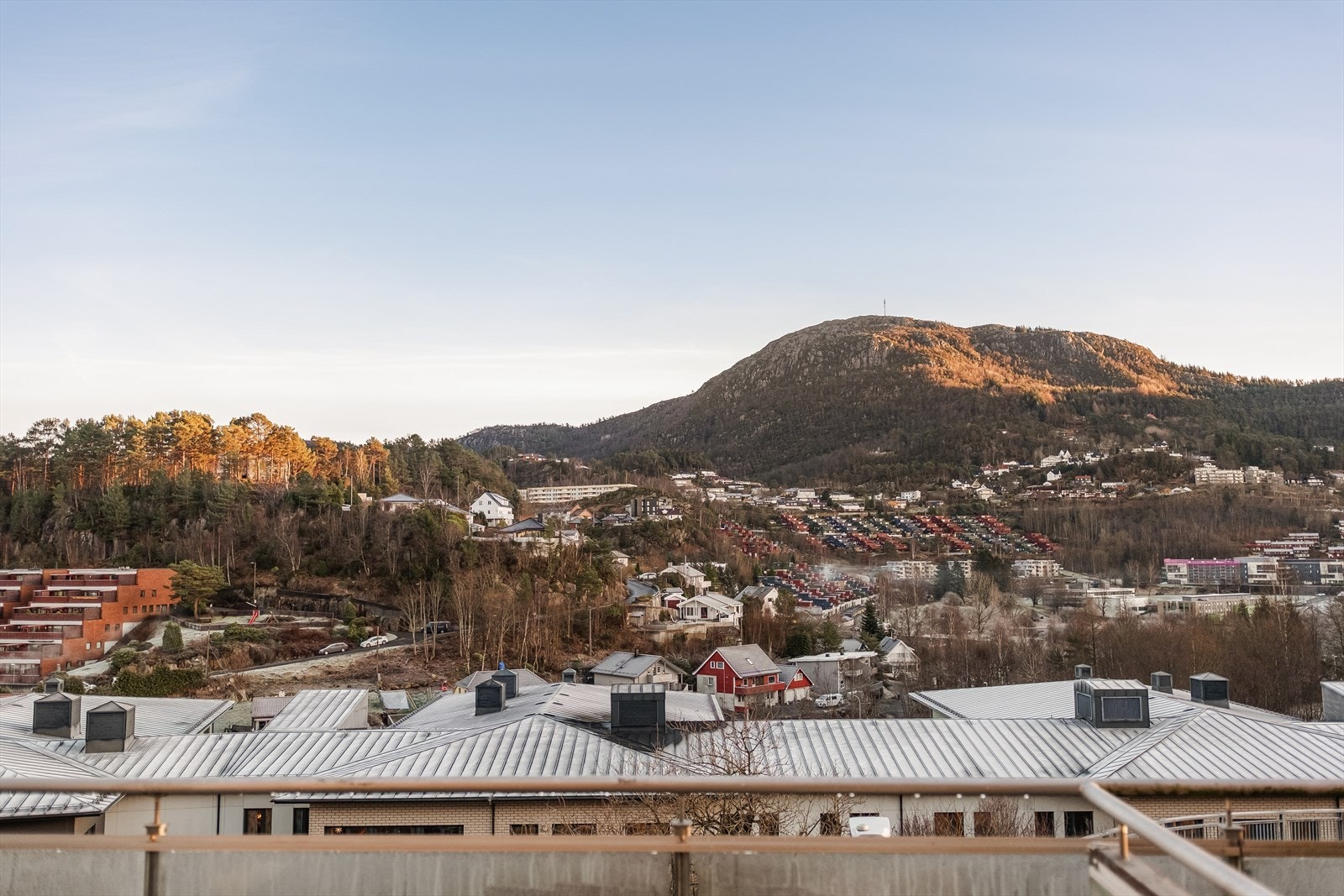 Herfra kan vakker utsikt over Fyllingsdalen, Løvstakken og andre omrkringliggende områder nytes. Galleribilde