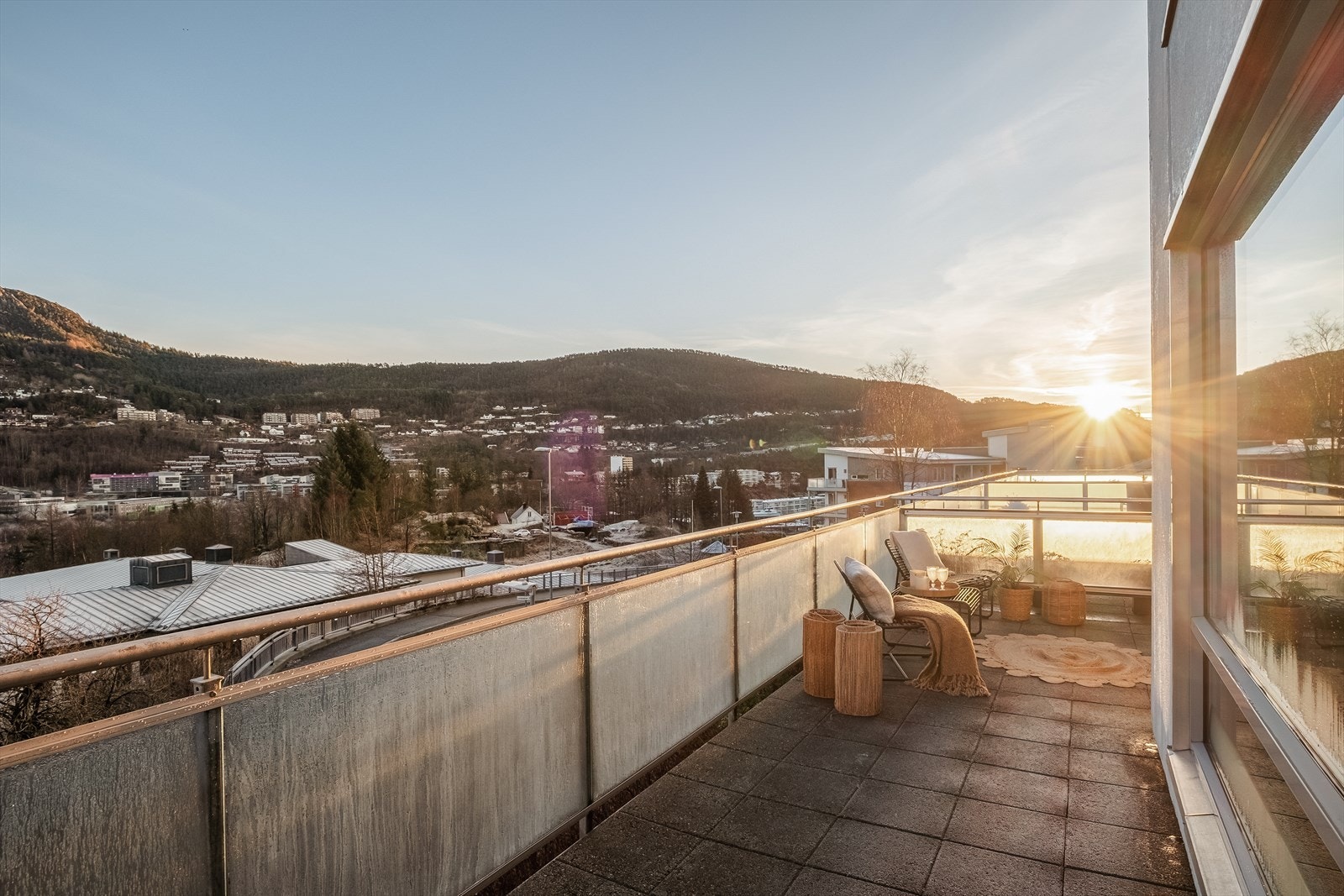 Fra den flotte terrassen har du vidstrakt utsikt over Fyllingsdalen, Krohnegården og Løvstakken. Galleribilde