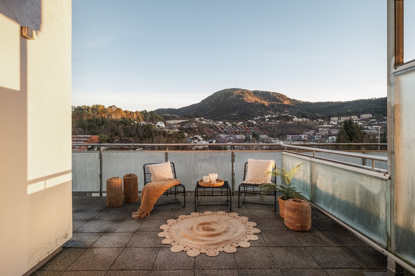 Terrassen er av god størrelse og ligger nord-østvendt - her er det god plass til ønsket utemøblement. Galleribilde