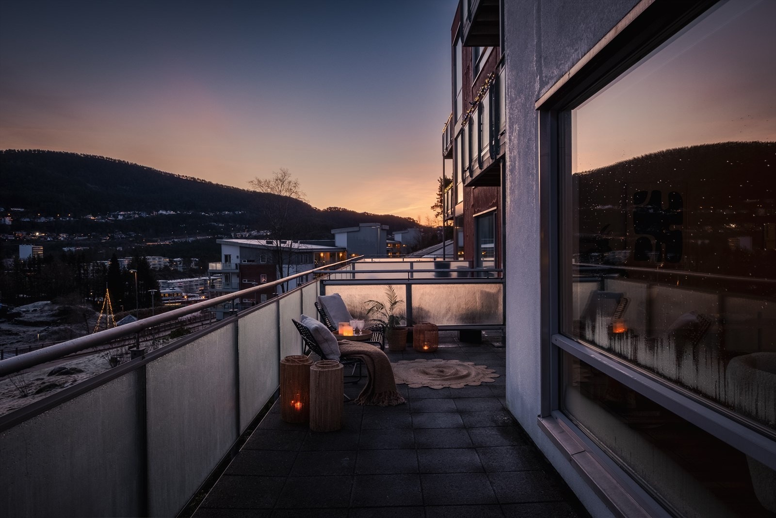 Panoramavindu i stuen gir mye naturlig lys og et herlig utsyn. Galleribilde