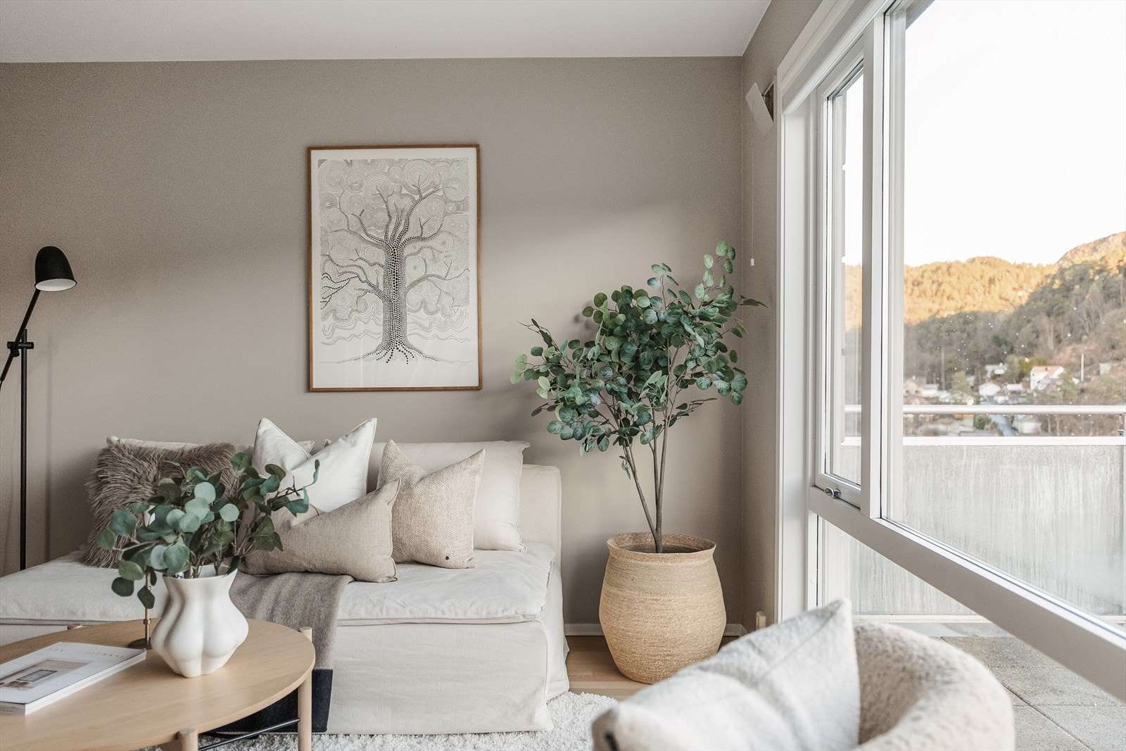 Rommets store vindusflater sikrer rikelig med naturlig lysinnslipp som setter et lyst og fint preg over leiligheten. Galleribilde