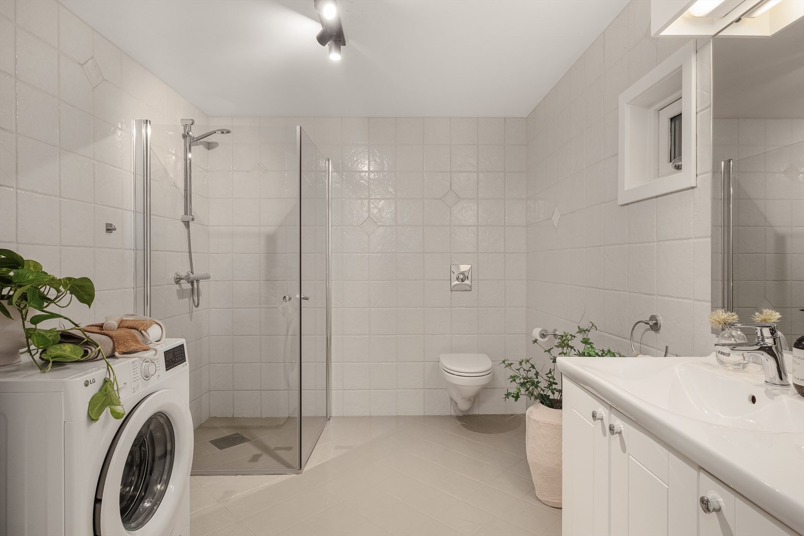 Badet er helfliset med elektrisk varme i gulvet. Himlingen er platet og malt. Galleribilde