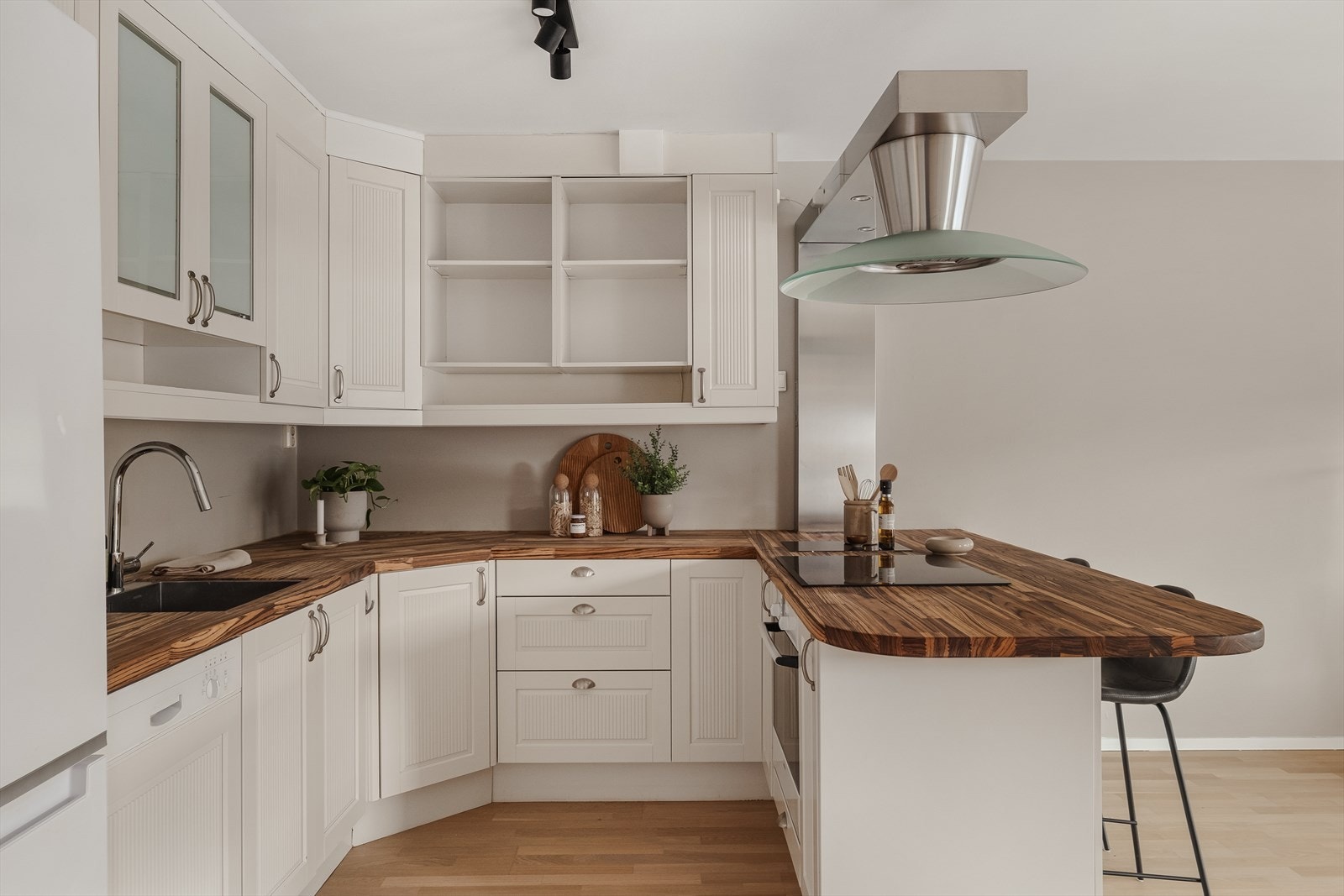 Ellers er kjøkkenet utstyrt med integrert stekeovn, platetopp og oppvaskmaskin samt kjøkkenventilator med avtrekk ut. Galleribilde