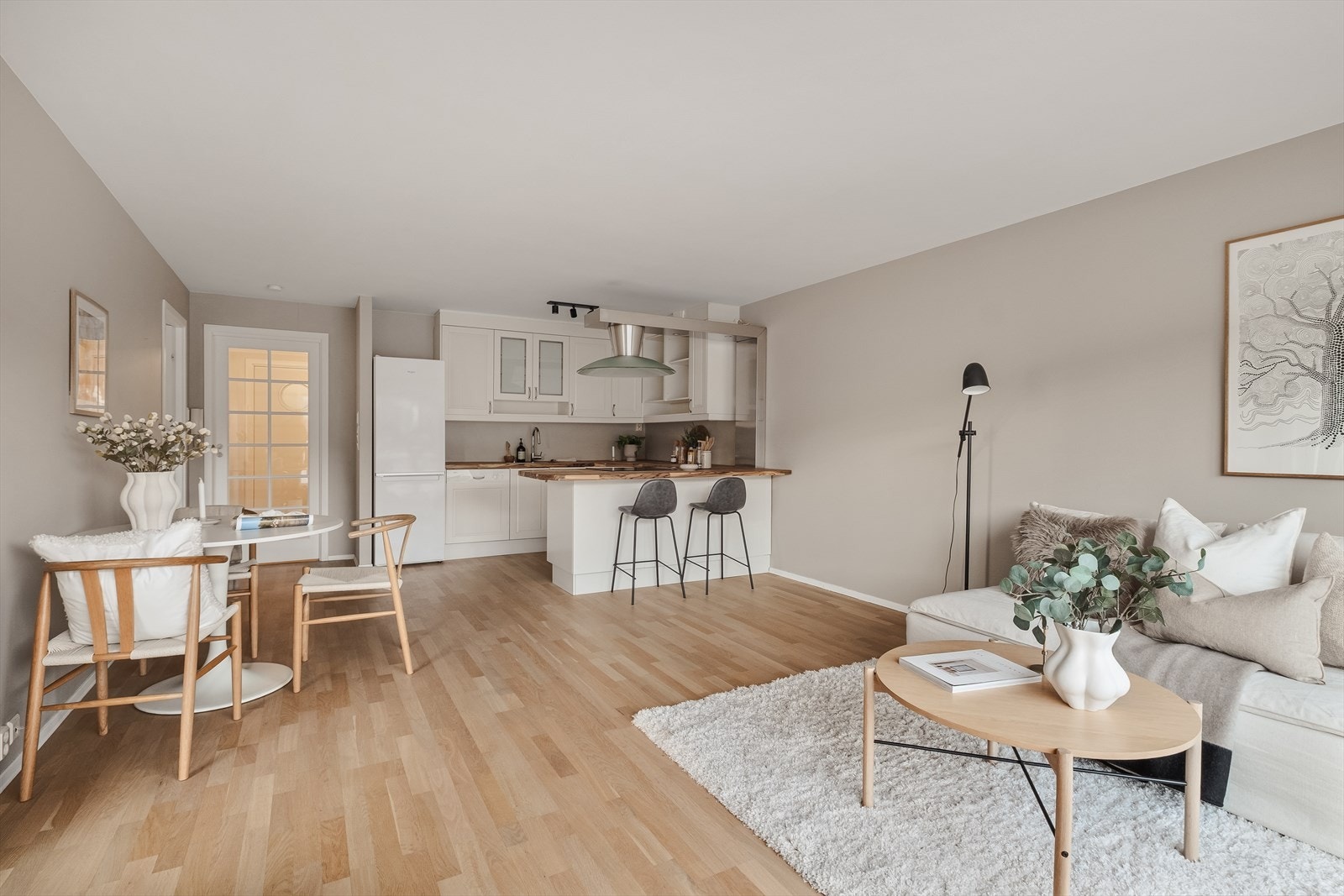 Fra entréen ledes man naturlig inn i leilighetens oppholdsrom - en lys og åpen stue-/kjøkkenløsning på hele 32,5 m². Galleribilde