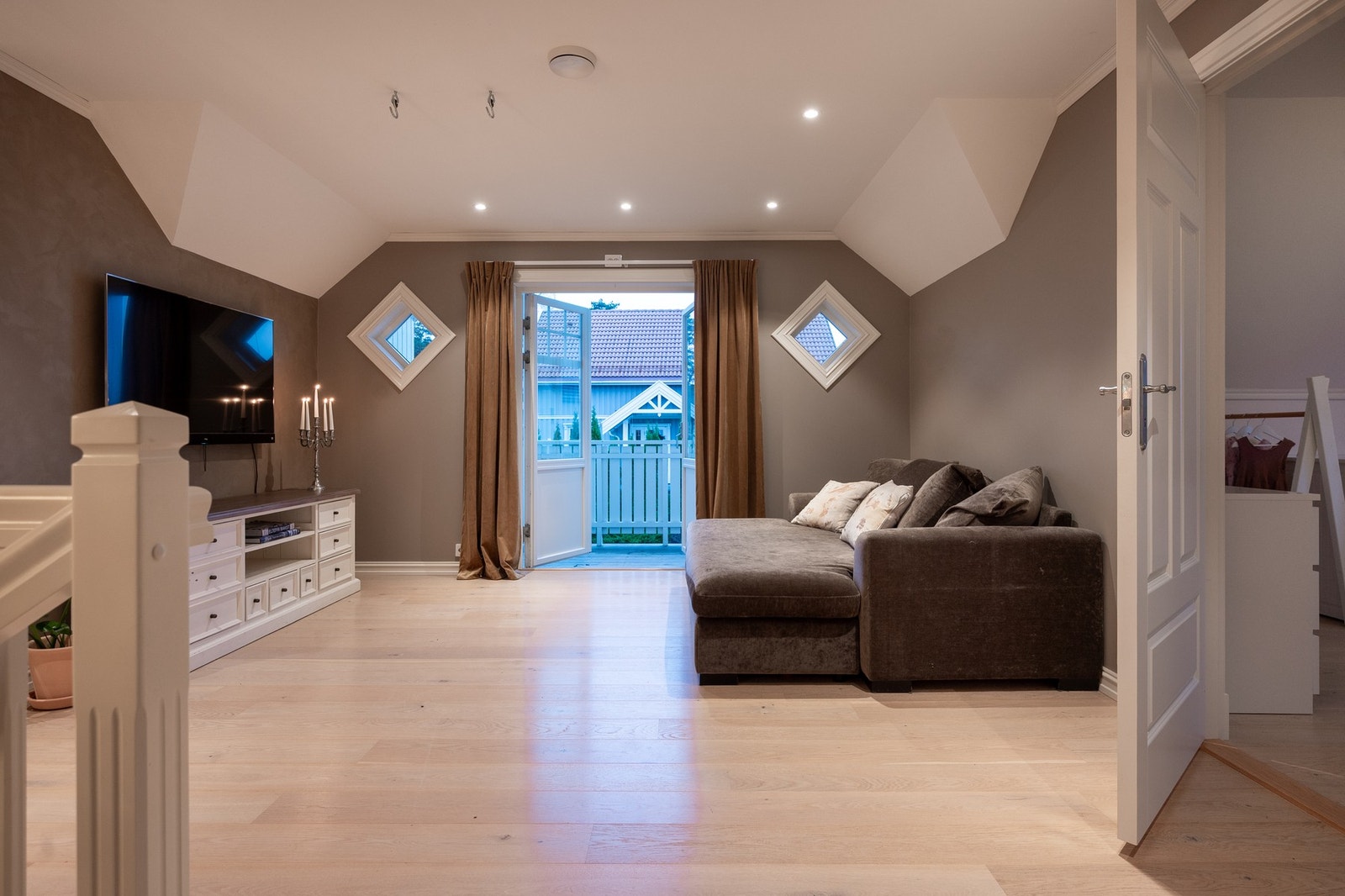 I 2. etasje er alle de fire soverommene, TV-stue og hovedbadet. Galleribilde