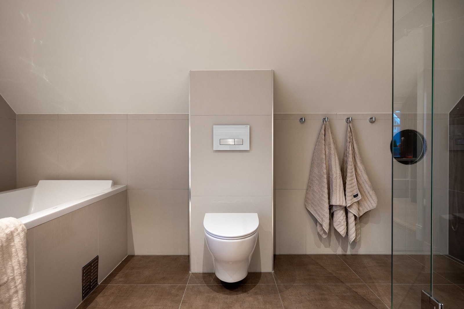 Fra badet er det egen sjakt til skittentøyet direkte ned til vaskerommet i 1. etasje. Galleribilde