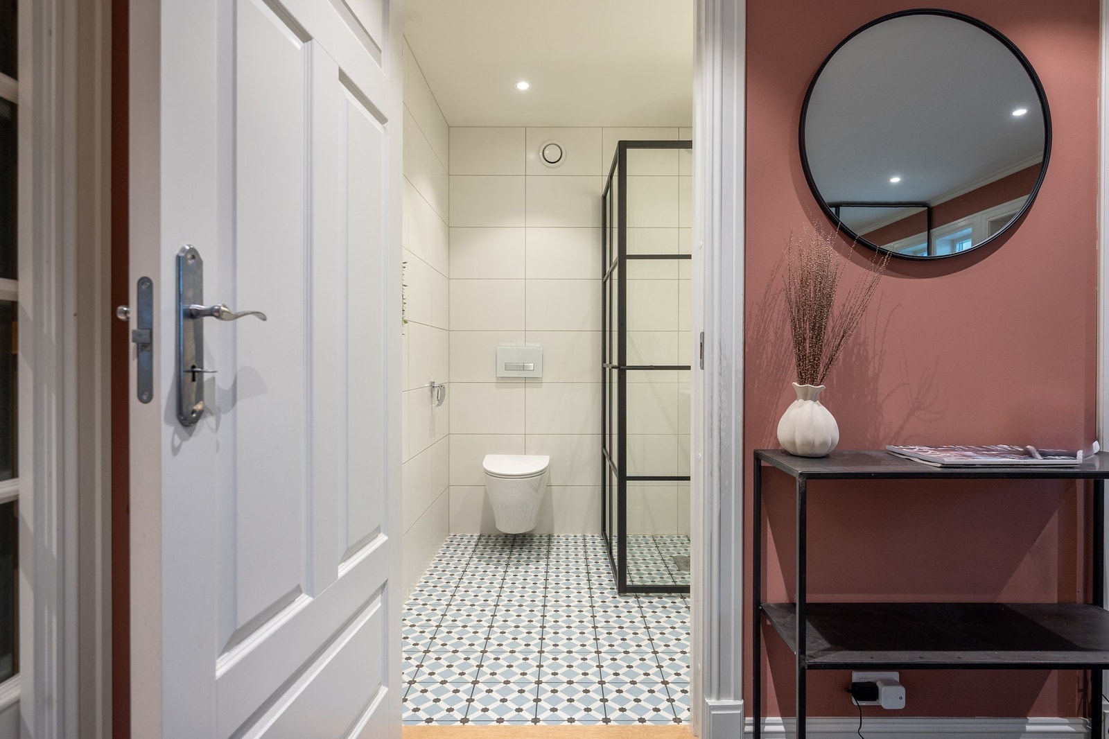 Huset har to bad fordelt i hver sin etasje. Galleribilde