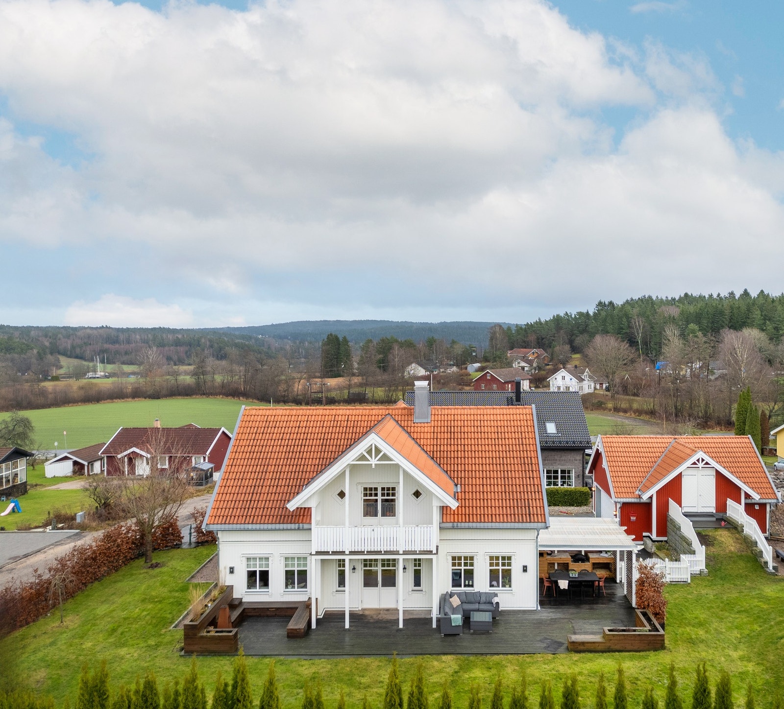 Eiendommen ligger i rolige omgivelser på Torsnes med kort vei til sjø og fin natur. Galleribilde