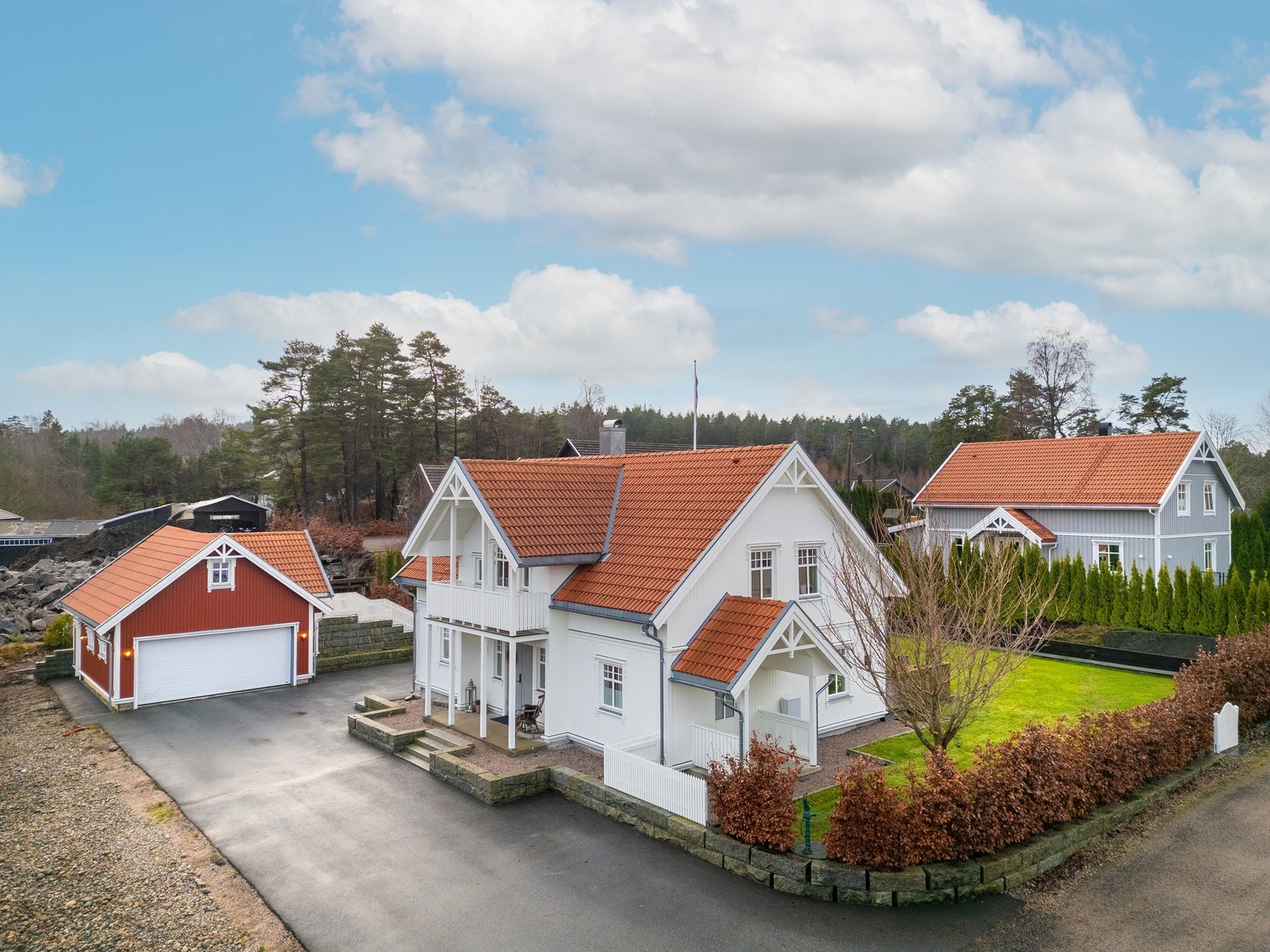 Toresmyr 35 er en flott klassisk hvitt enebolig med stor vestvendt hage og garasje. Galleribilde