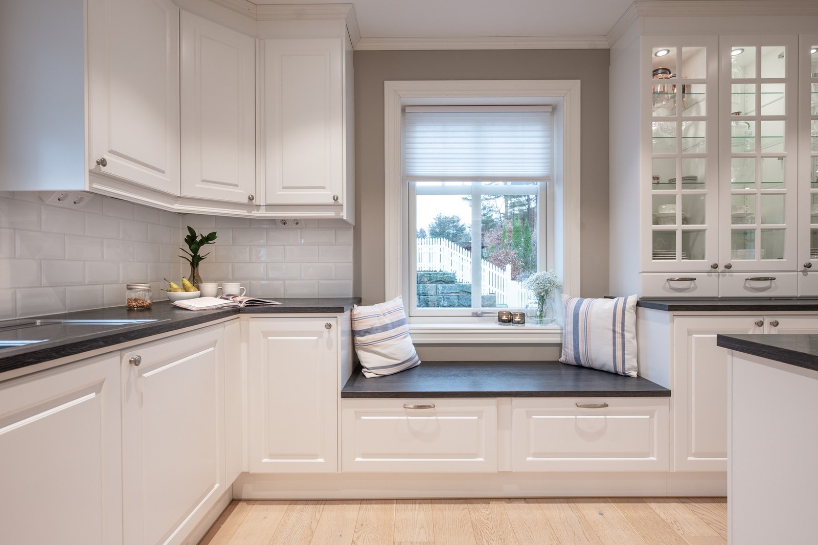 Kjøkkenvinduene slipper lyset godt inn og gjør hjertet i huset til et godt sted å være. Galleribilde