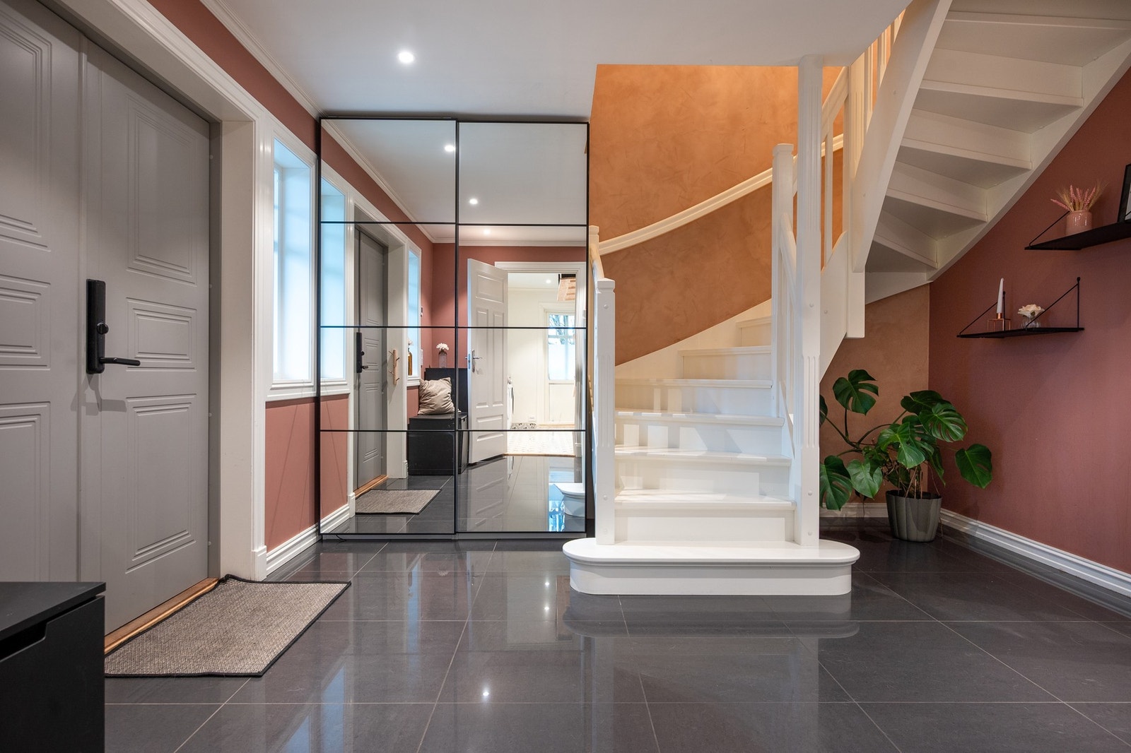 I entrèen er det garderobe med speildører og god plass til annen oppbevaring. Galleribilde