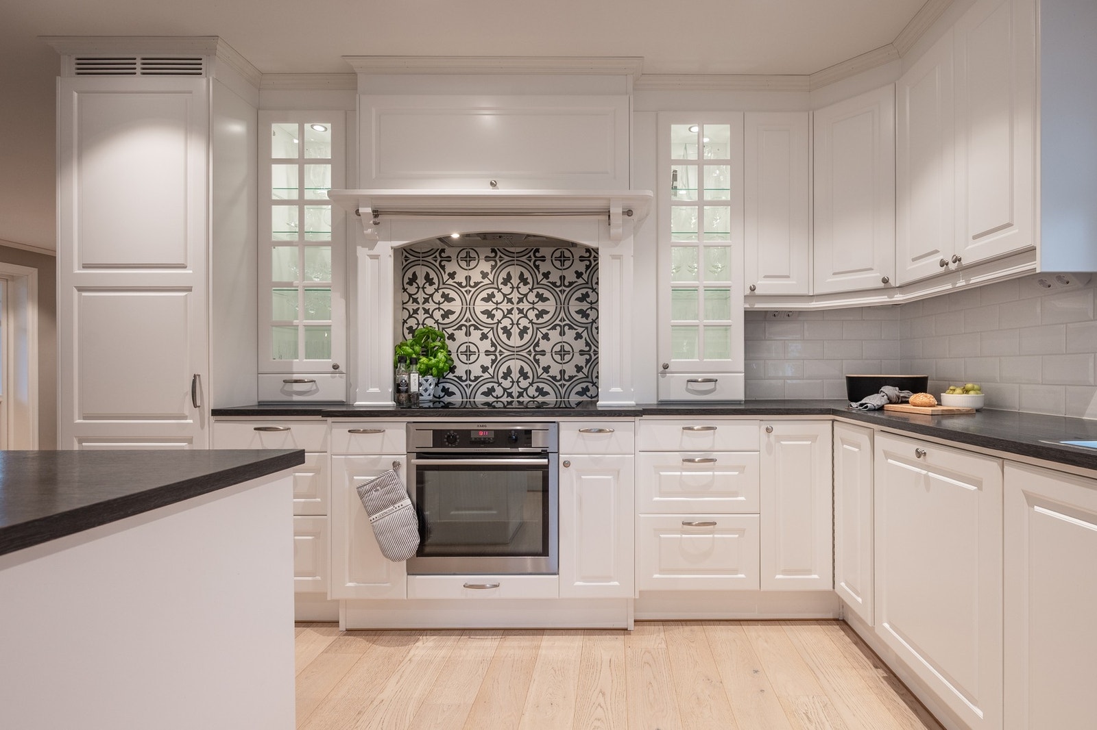 Kjøkkenet har godt med skap- og benkeplass. Galleribilde