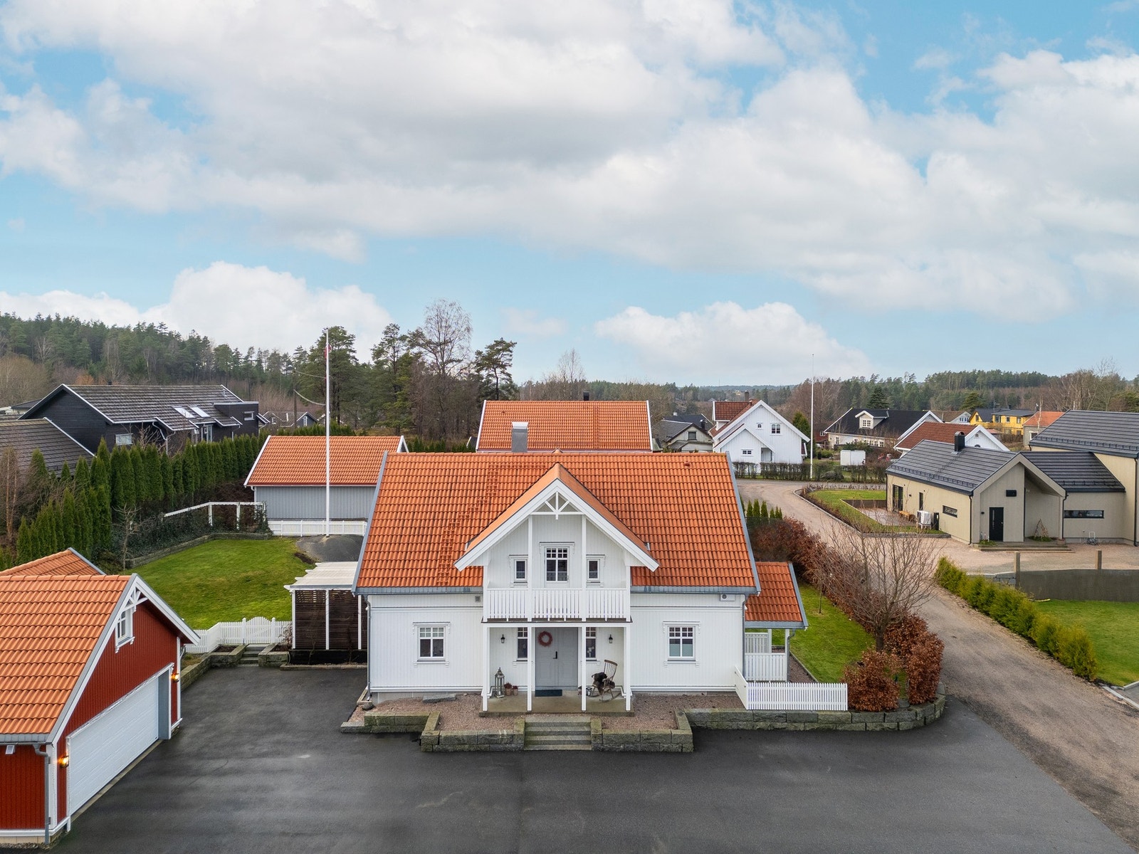 Huset er fra 2016 og holder god stand med et bra innhold og en velfungerende planløsning. Galleribilde