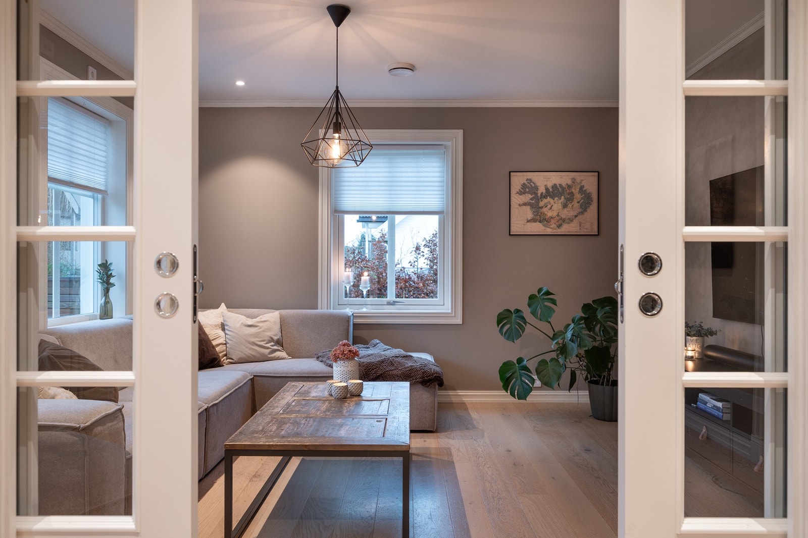 Bak glassskyvedørene er det en fin og lys TV-stue hvor du kan lene deg tilbake og slappe av. Galleribilde