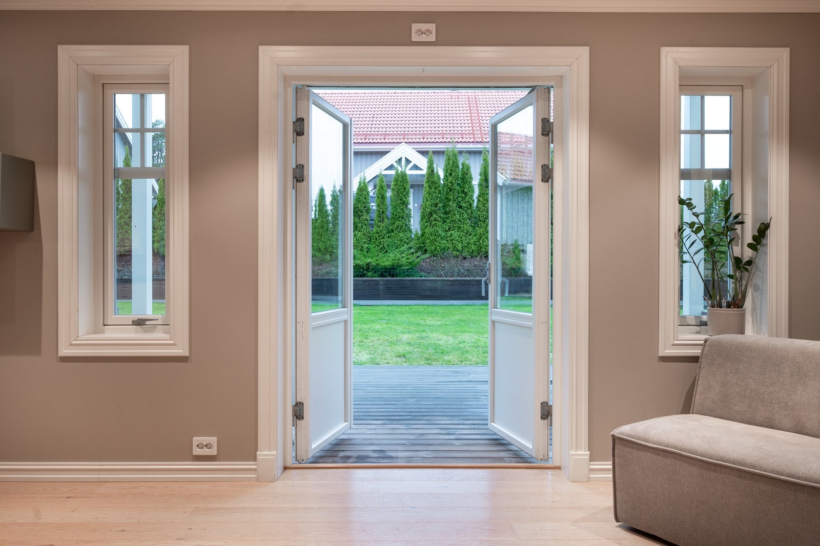 I stuen er det direkte utgang til hagen i vest med platting og fine sittesoner. Galleribilde