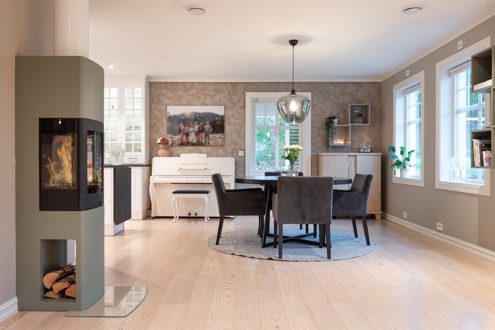 Boligen er oppvarmet med vannbåren bergvarme, peis og balansert ventilasjon. Galleribilde