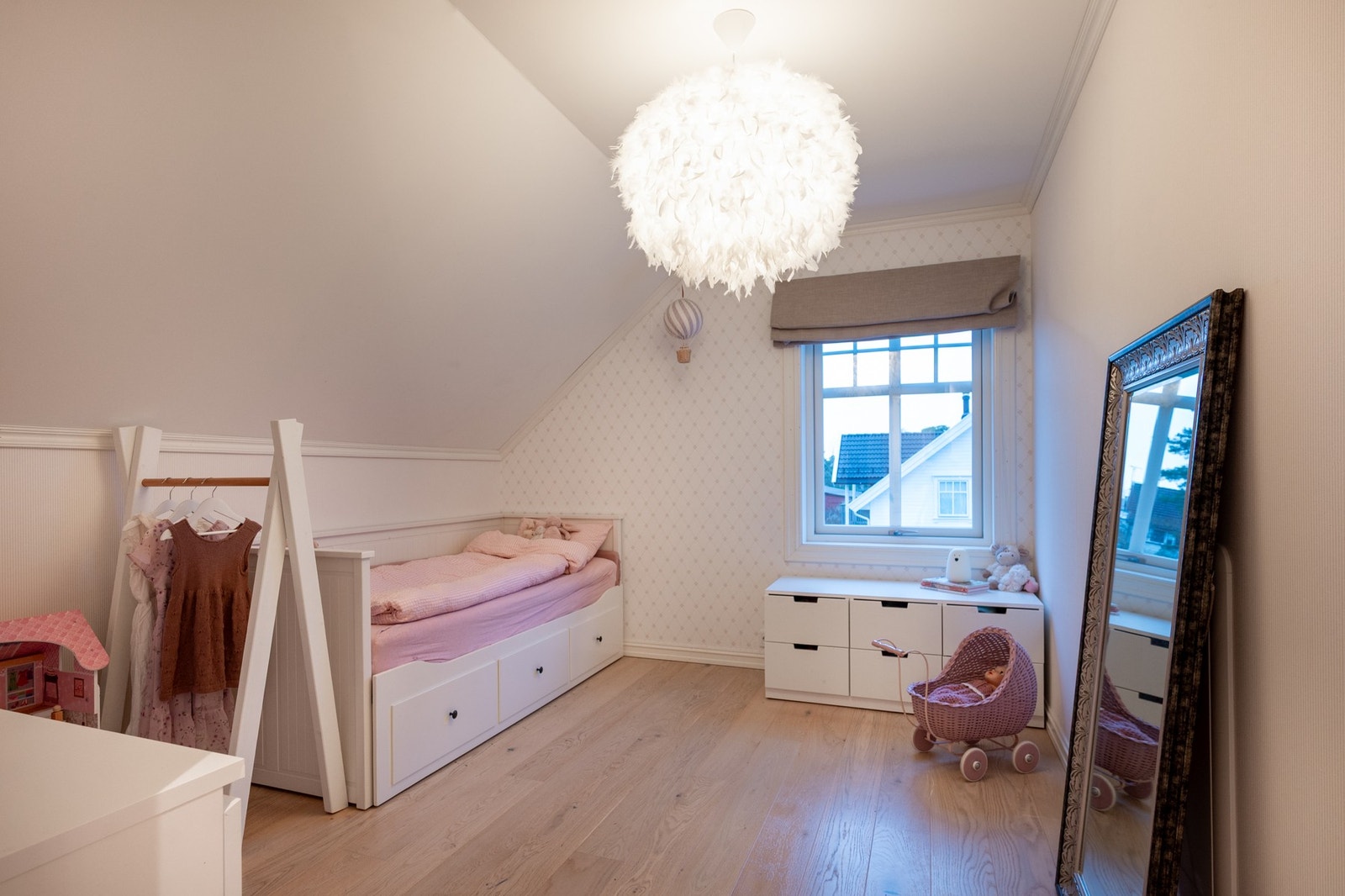 Soverom to er i dag et koselig jenterom med god plass til seng, leker og garderobe. Galleribilde