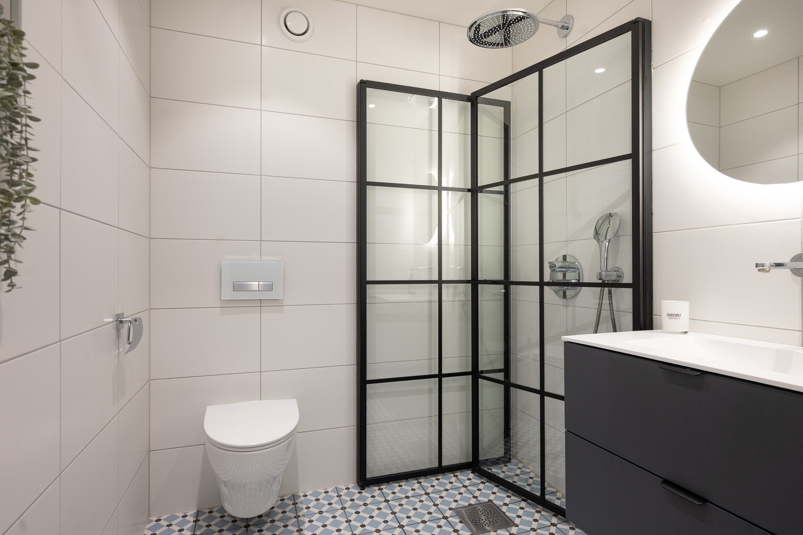 Dette badet er innredet med regndusj, servantinnredning og toalett. Galleribilde