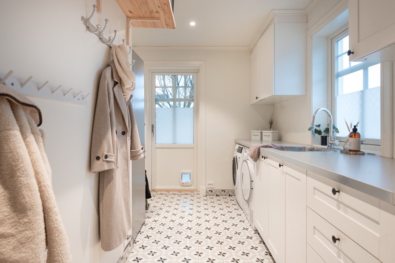 Rommet er pent innredet med skaper, vask og opplegg for vaskemaskin. Egen utgang. Galleribilde