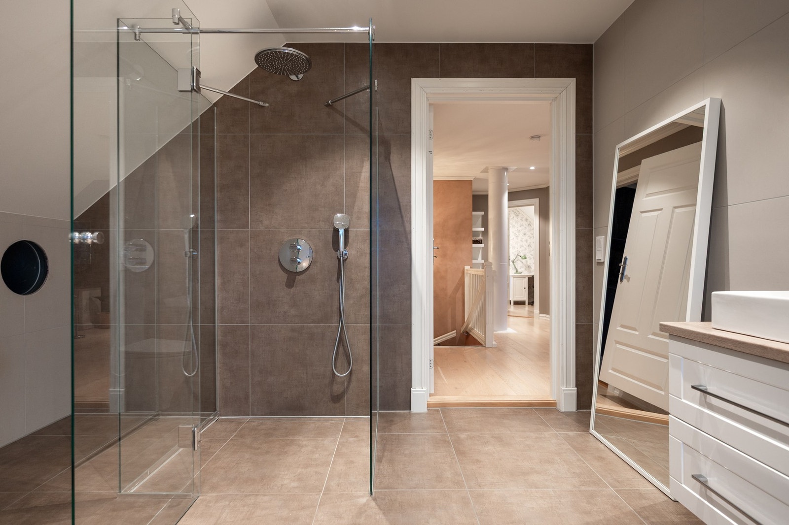 Stor dusjnisje med glassdører og regndusj. Galleribilde