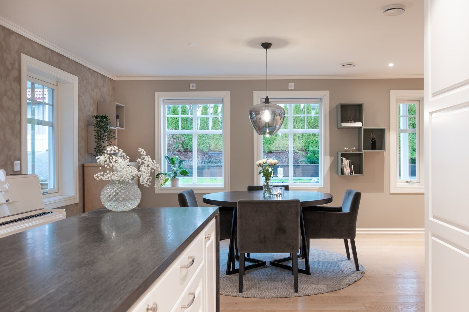 Kjøkkenet har en åpen og sosial løsning mot spisestuen som gir en praktisk og velfungerende løsning. Galleribilde