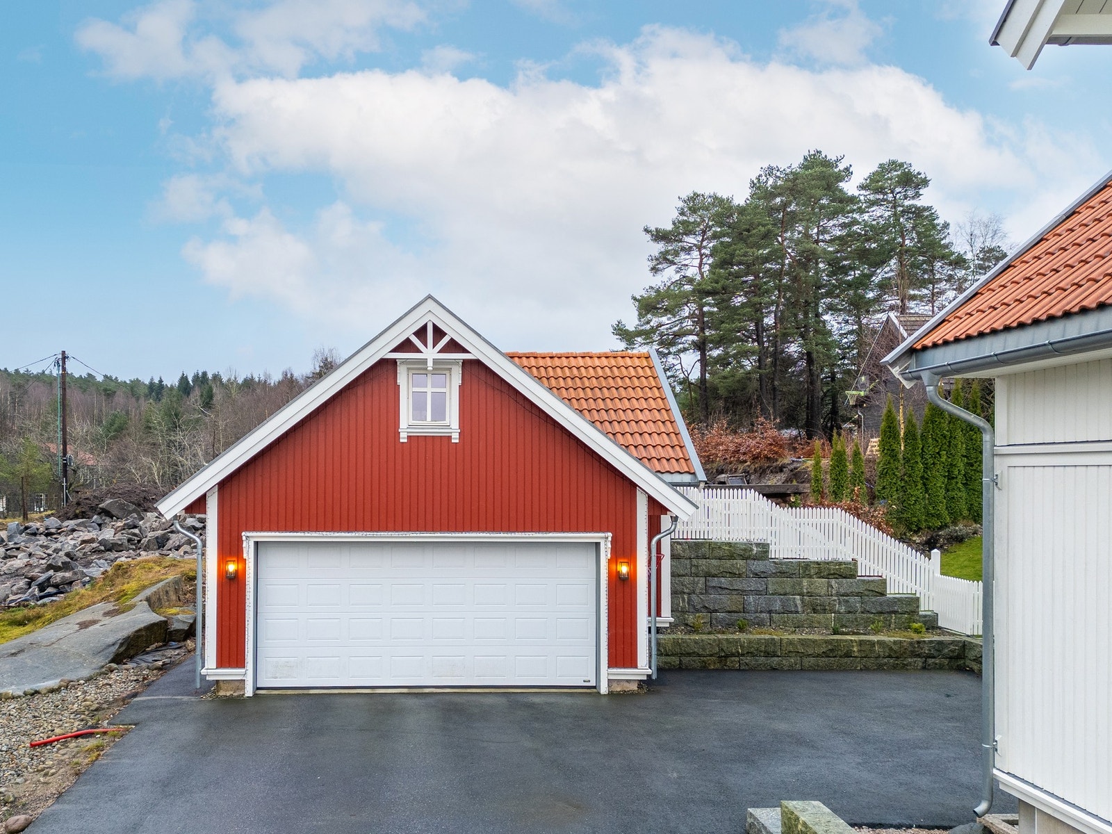 Det er montert billader i garasjen. Galleribilde