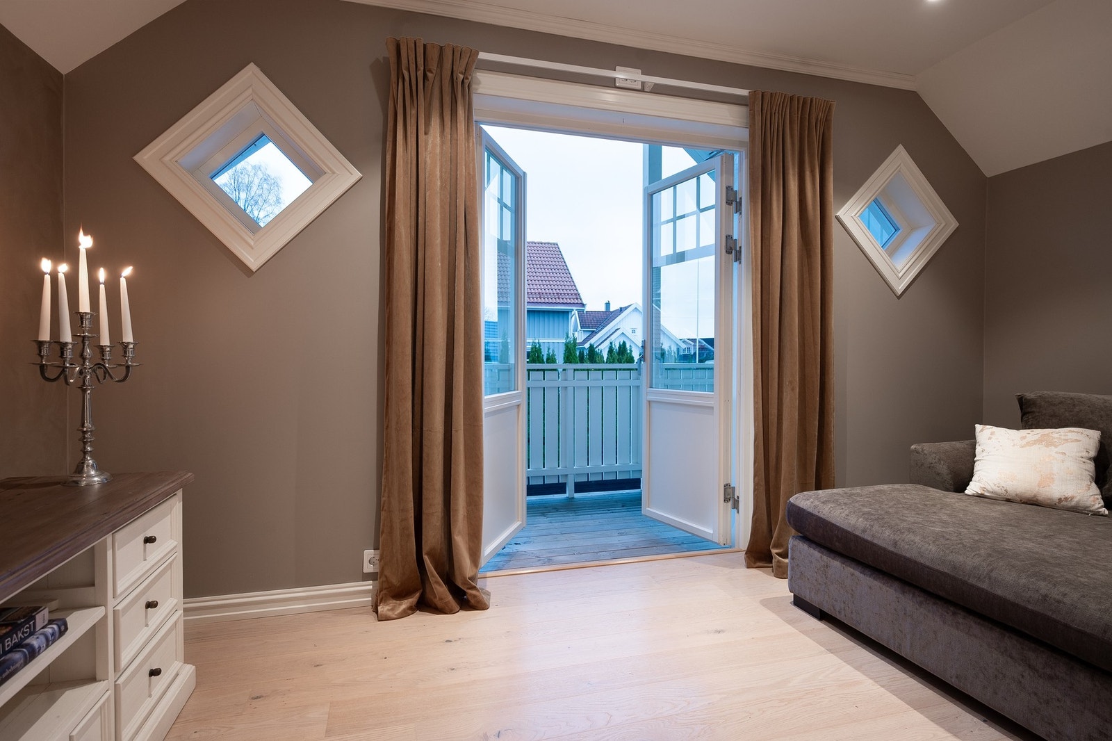 Det er utgang til en balkong mot vest fra TV-stuen. Galleribilde