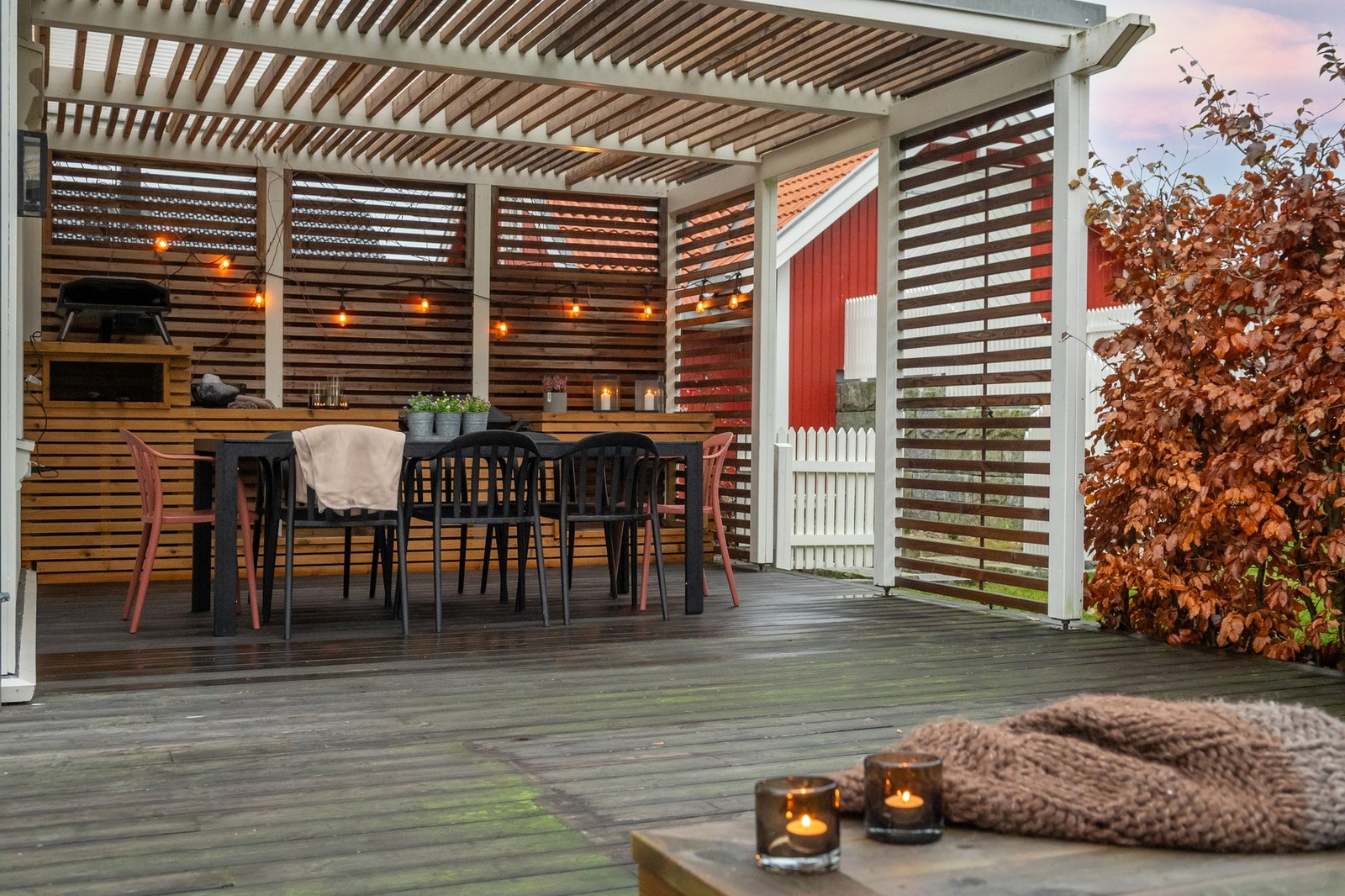 Her er det plassbygd grillplass med arbeidsbenk og god plass til spisebord. Galleribilde