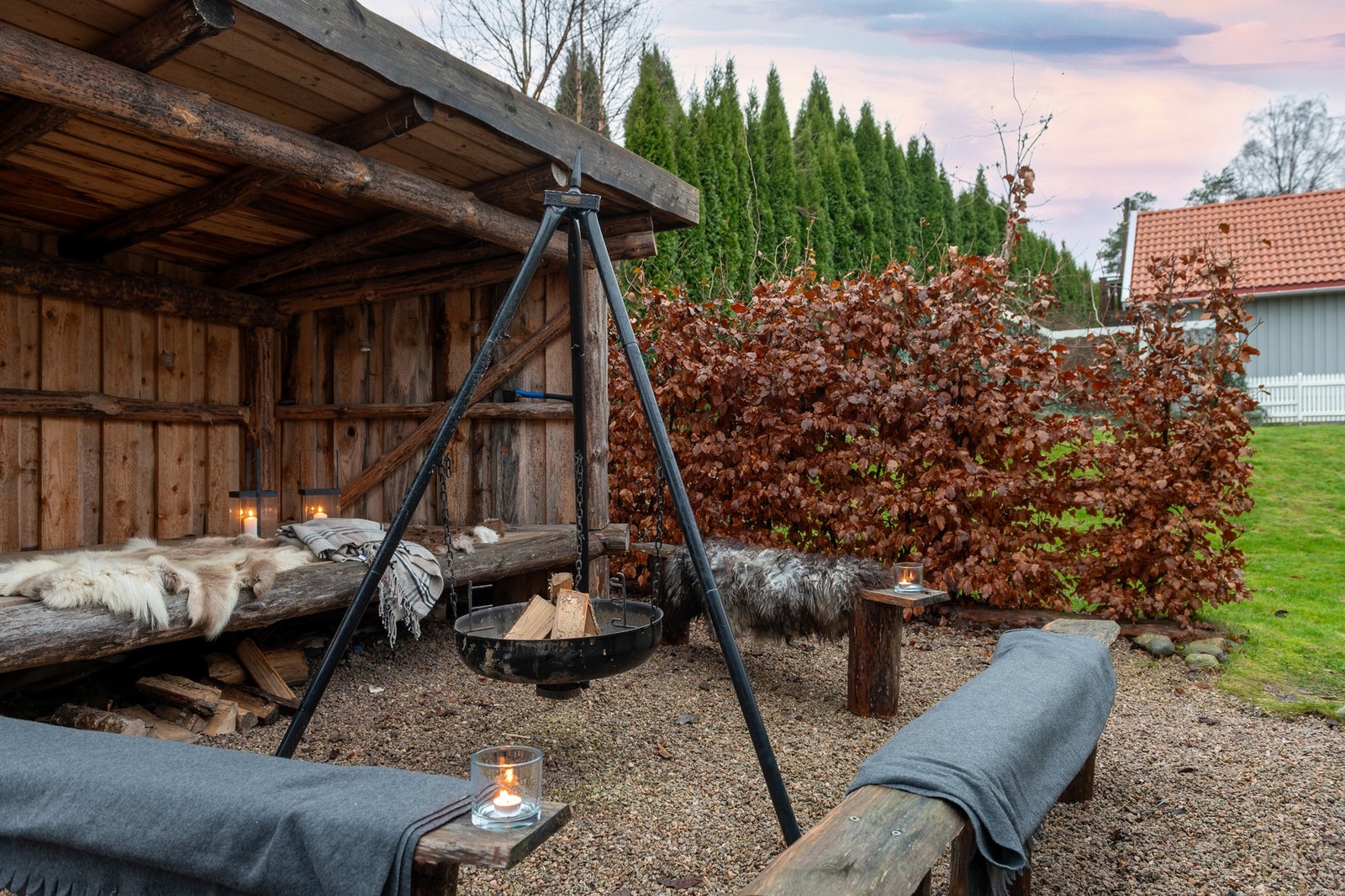 Grillhytta inviterer til hyggelige stunder rundt bålpannen - året rundt. Galleribilde
