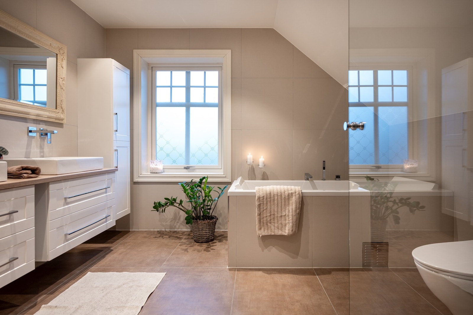 Badet er innredet med badekar, dobbel servantinnredning, dusj og toalett. Galleribilde