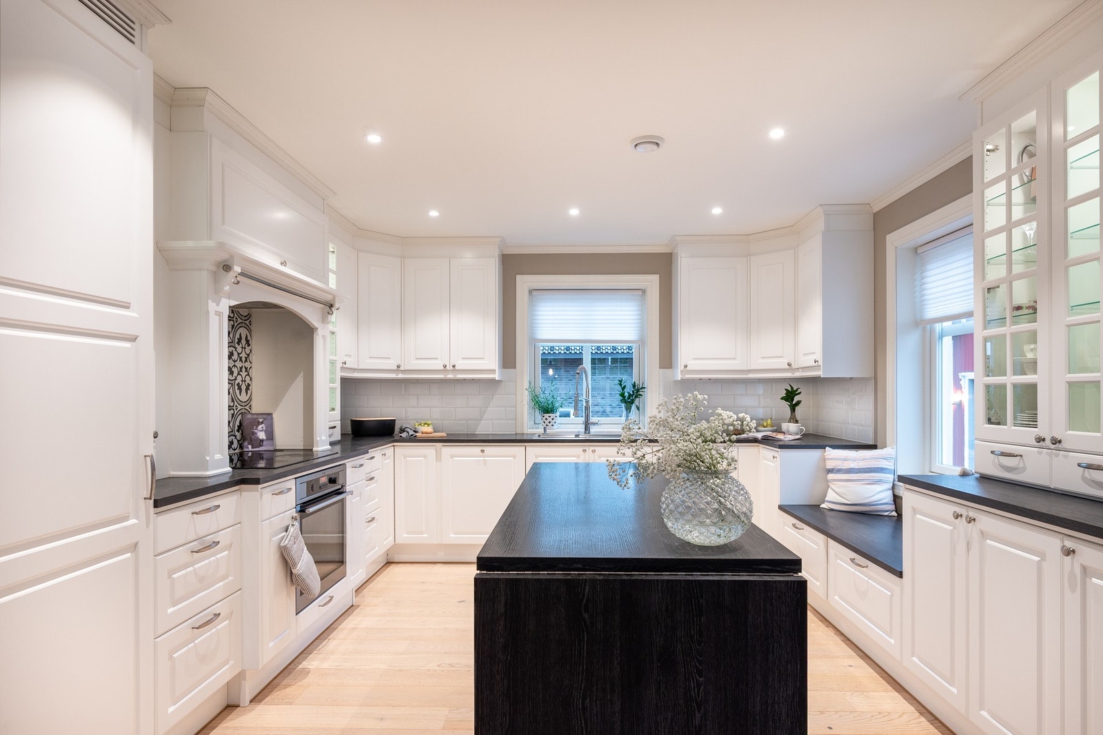 Huset byr på et romslig kjøkken fra Drømmekjøkken med hvite fronter og mørk benkeplate med kjøkkenøy. Galleribilde