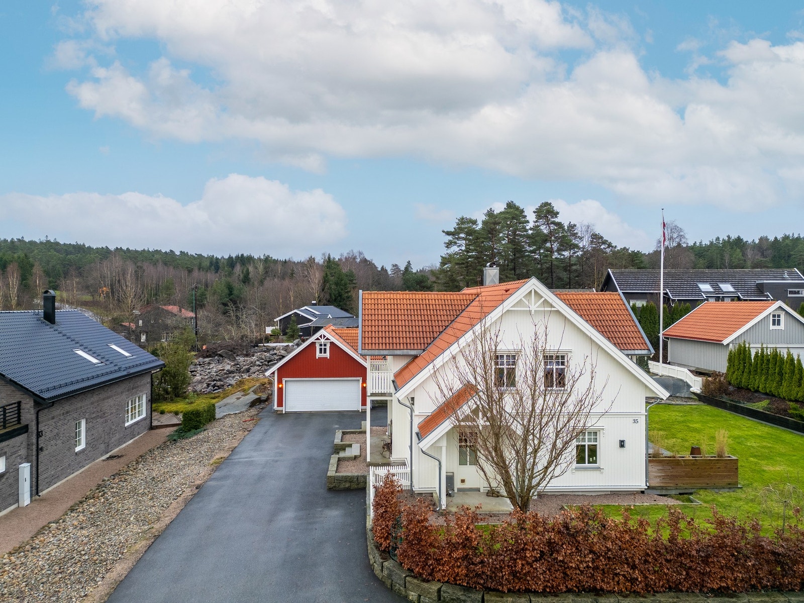 Det er godt med plass til parkerte biler i oppkjørselen og i dobbelgarasjen. Galleribilde