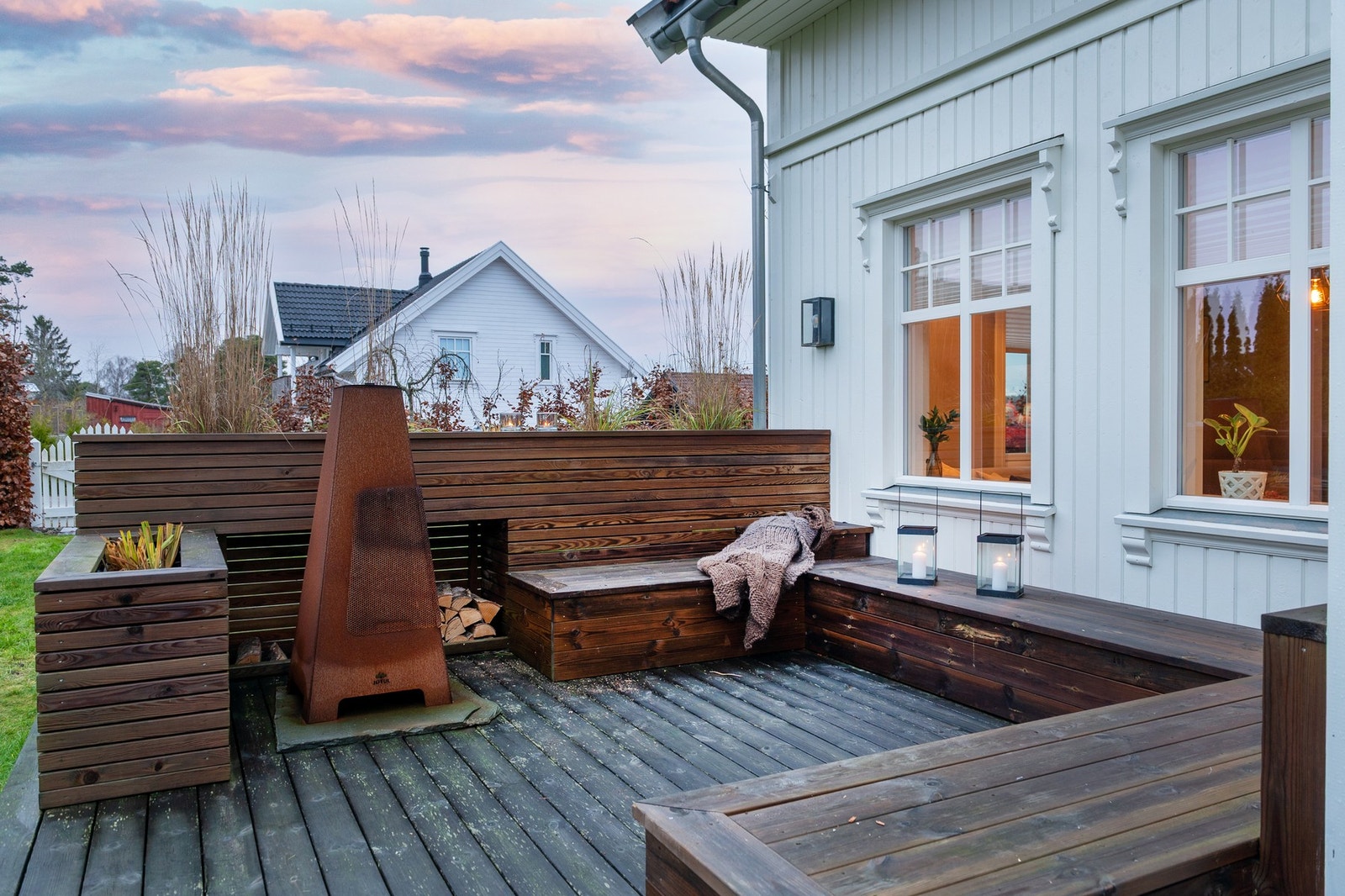 Deler av terrassen er innredet til loungeplass med sitteplass til hele familien og venner. Galleribilde