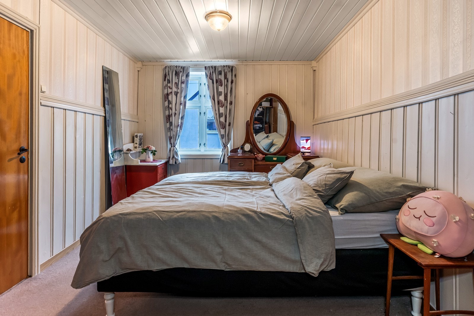 Hovedsoverommet har god plass til dobbeltseng og tilhørende møblement. Galleribilde