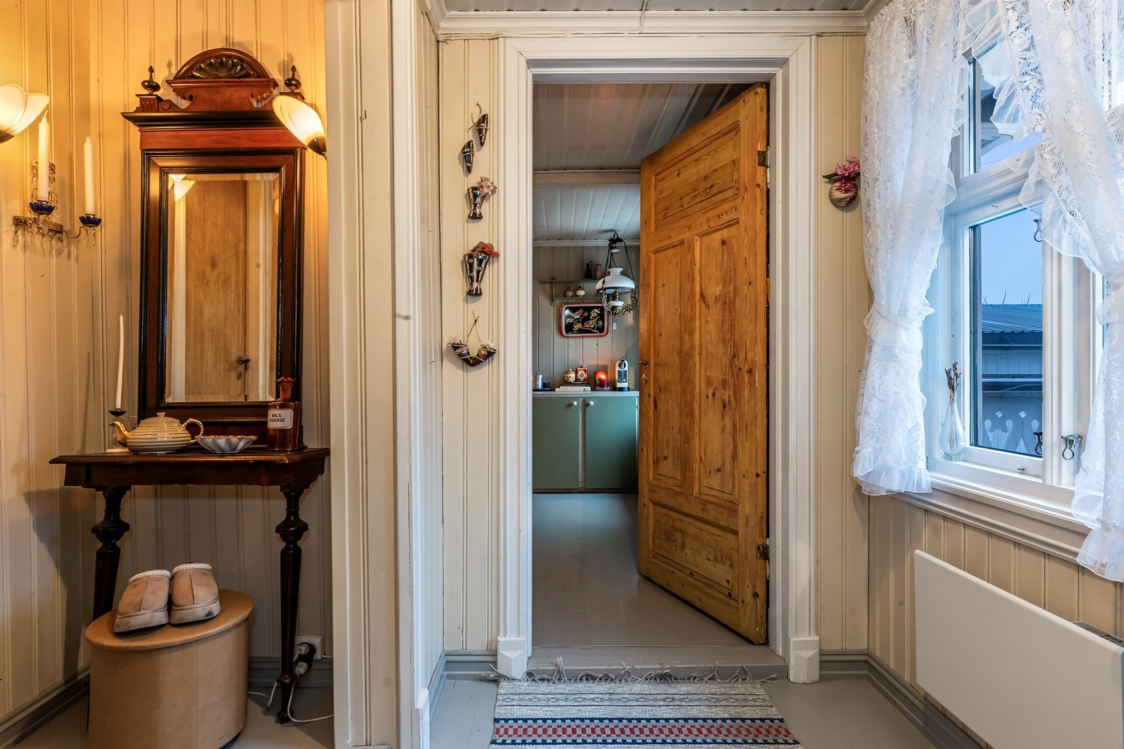 Gangen gir en åpen og innbydende følelse med direkte innsyn mot kjøkkenet. Galleribilde