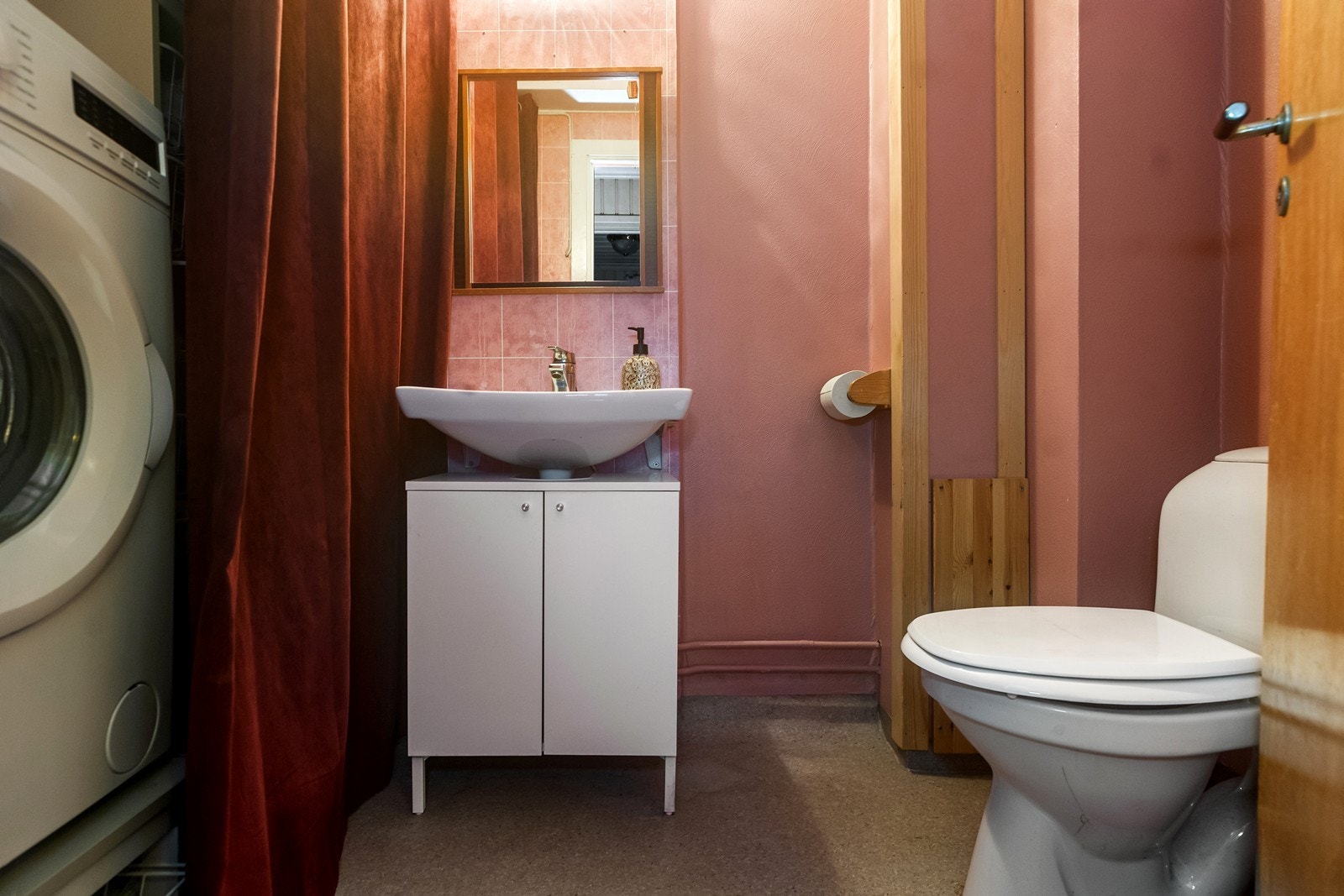 Badet i første etasje ble innredet i 1998 og ble delvis delvis pusset opp i 2015. Det er belegg på gulvet og våtromstapet på veggene. Rommet er utstyrt med toalett, servant og opplegg for vaskemaskin. Galleribilde