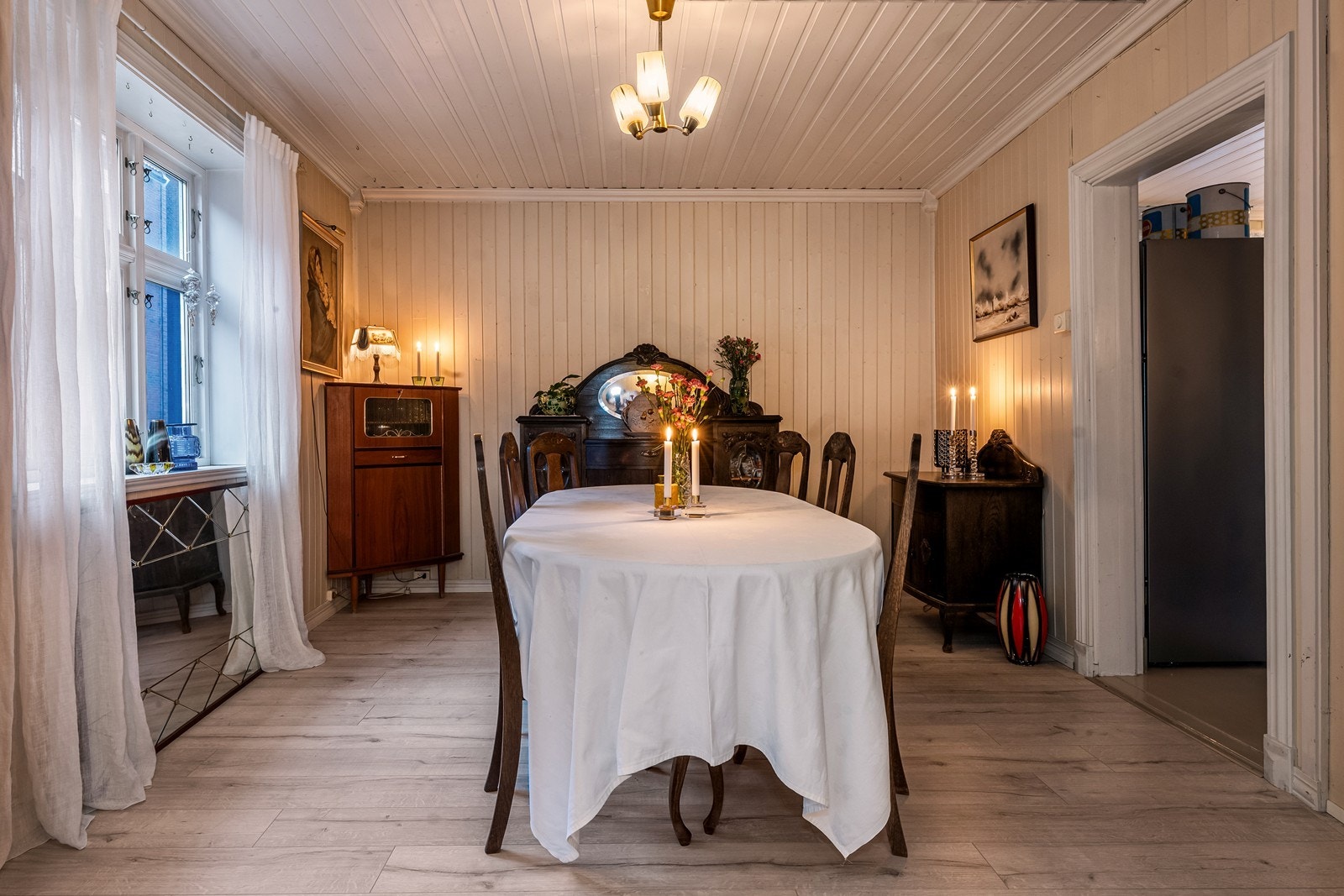 I tilknytning til kjøkkenet ligger spisestuen, med god plass til større selskap. Galleribilde