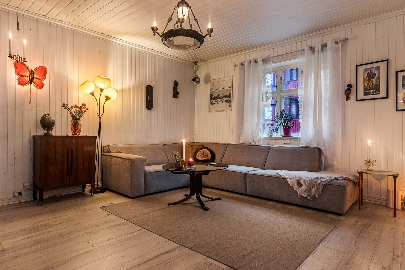 Stuen er et lyst og luftig rom med god plass til en romslig sofagruppe. Galleribilde