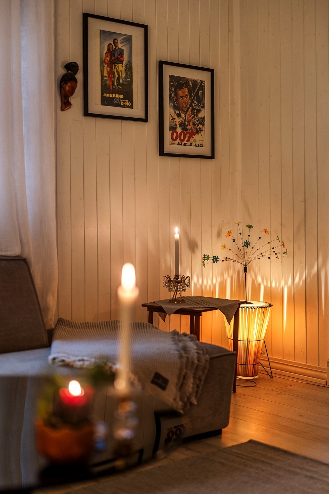 Panelkledde vegger og tak gir en lun og enhetlig følelse i oppholdsrommene. Galleribilde