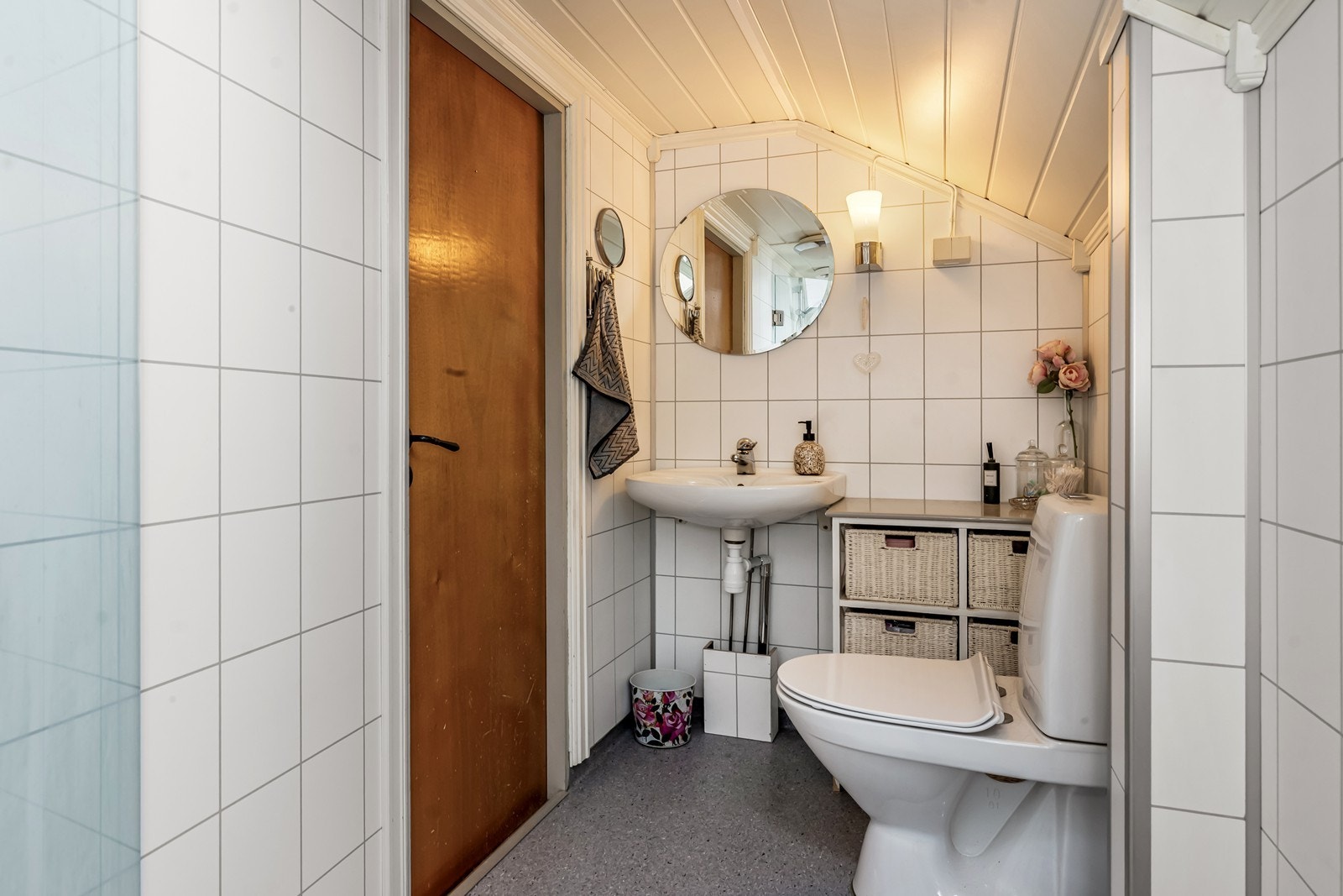 Rommet er videre innredet med servant, toalett. I tillegg er det plass til kommode for lagring. Galleribilde