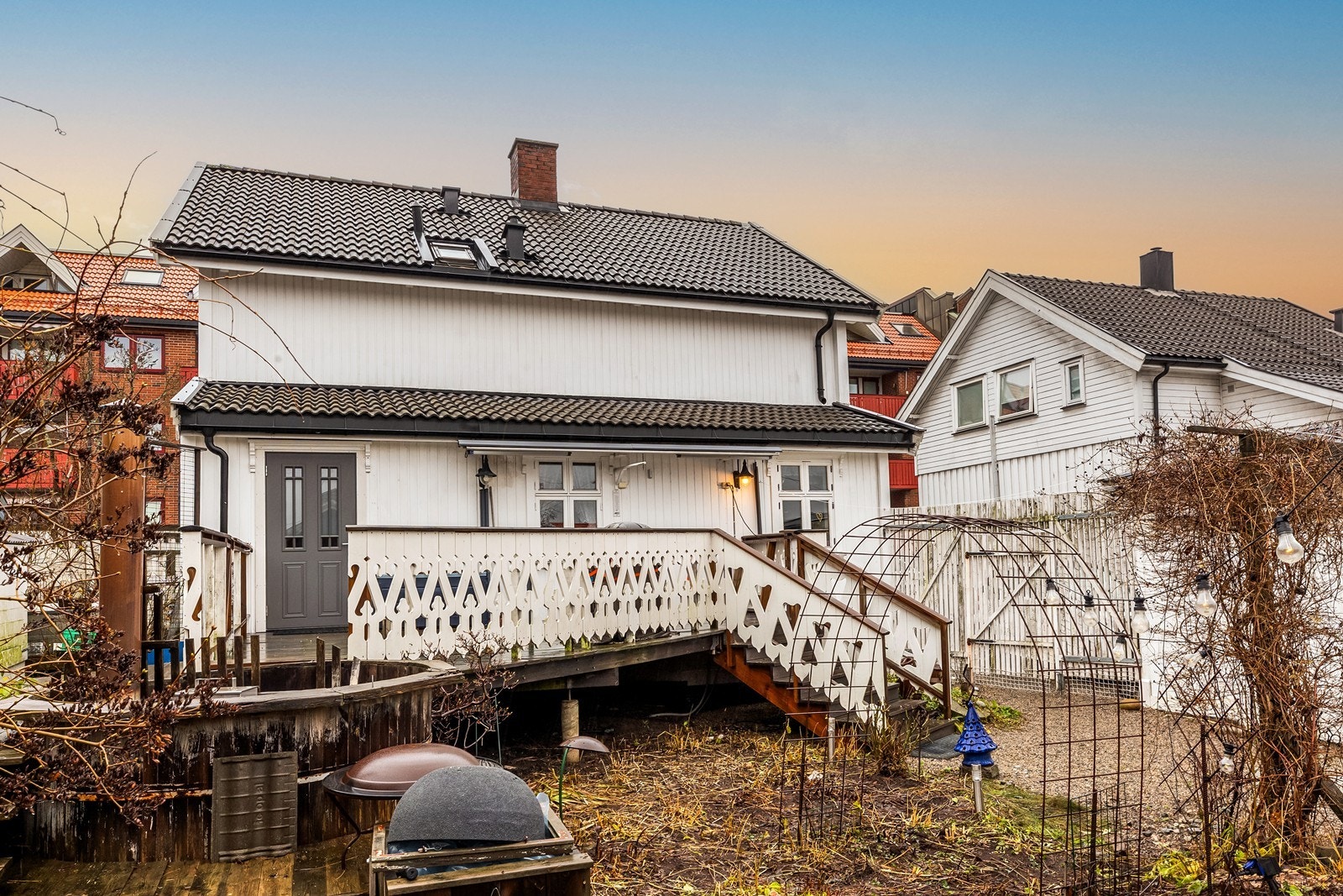 Boligens bakside vender mot en delvis skjermet hage. Galleribilde